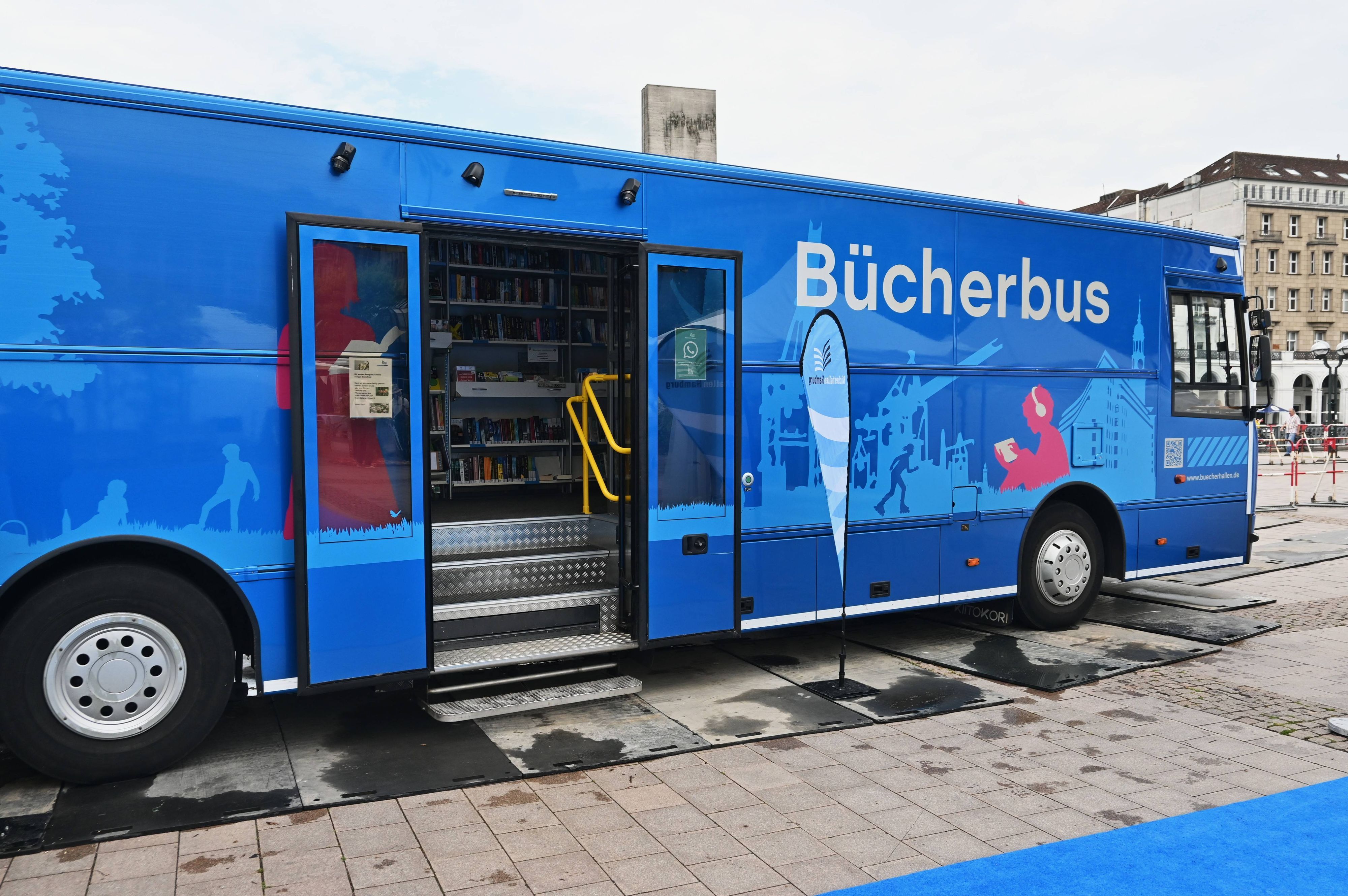 Ein Bus ist von außen zu sehen.