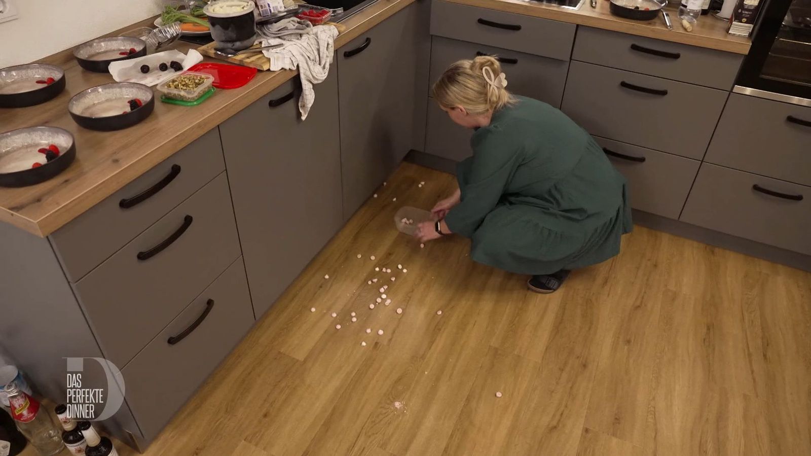 Die crunchige Baiser-Deko landet heute nicht auf dem Dessert, sondern auf dem Boden.
 (Bild: RTL)