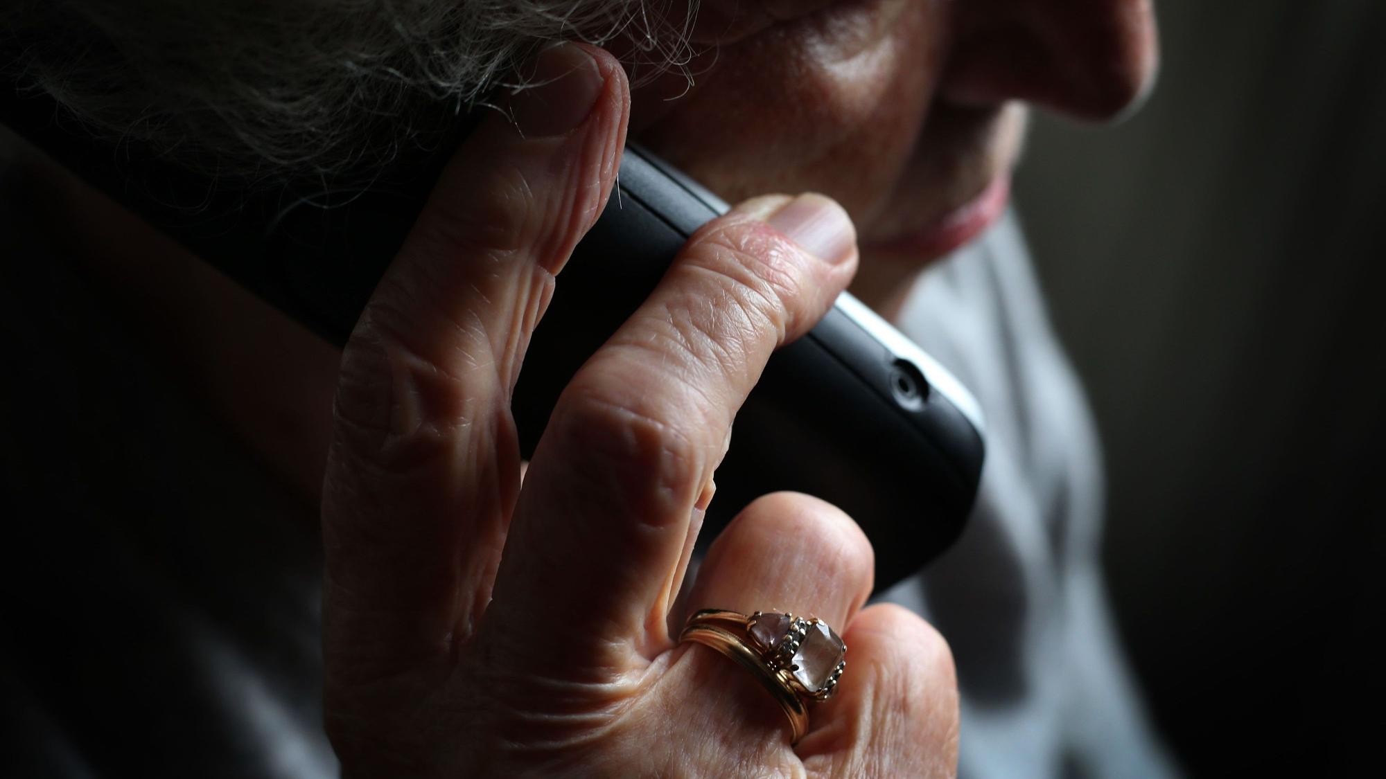 Betrüger am Telefon setzen ihre Opfer mit erfundenen Notfällen unter Druck. Die Polizei warnt vor sogenannten Schockanrufen. (Symbolbild)
