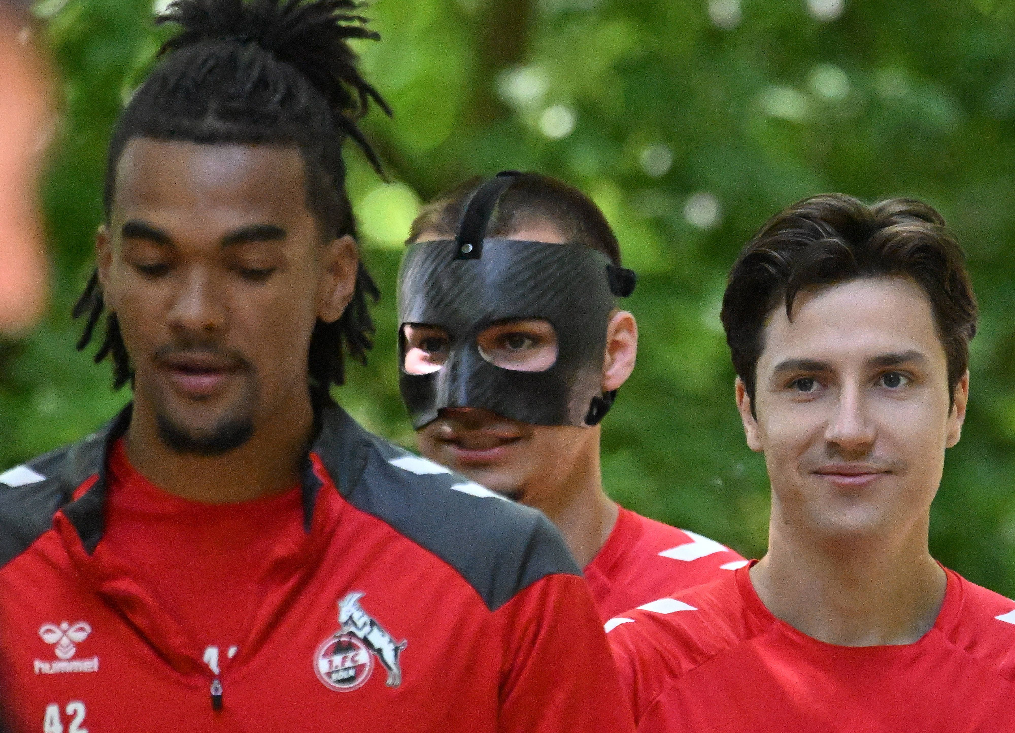 Der damalige FC-Stürmer Tim Lemperle trug nach dem Angriff im Mai 2025 eine Maske zum Schutz seines lädierten Gesichts.