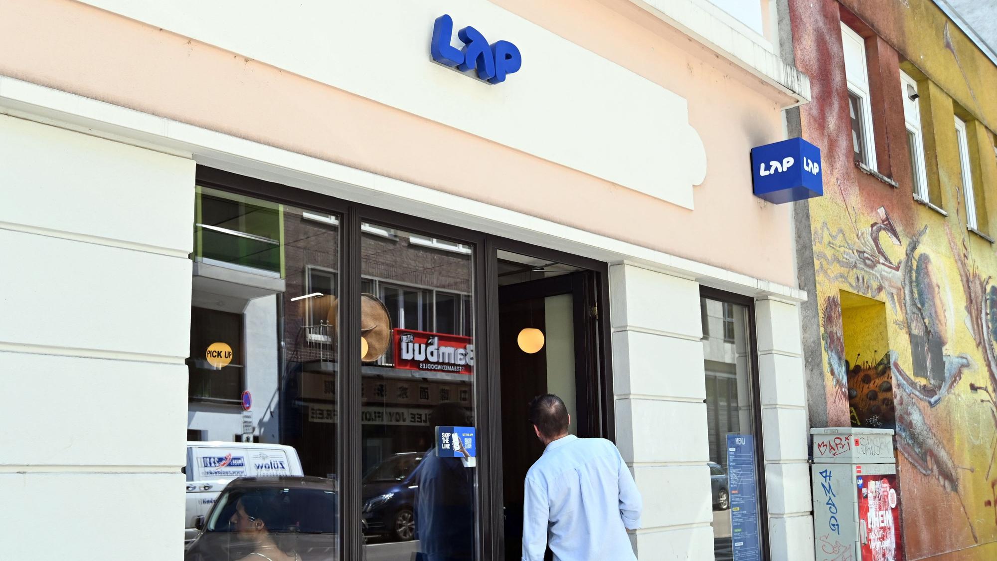 Außenansicht eines Ladengeschäft der Kaffee-Kette „LAP Coffee“ an der Limburger Straße. Das Unternehmen eröffnet derzeit in hohem Tempo neue Filialen in Deutschland und bietet günstigen Kaffee an.