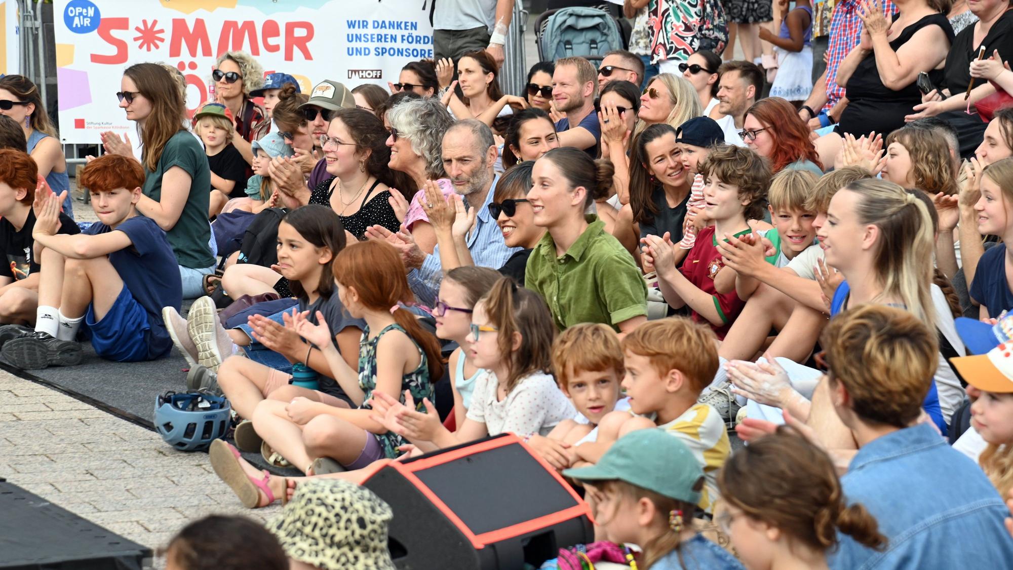 Zuschauende bei einer Veranstaltung von „Sommer Köln“ im Mediapark.