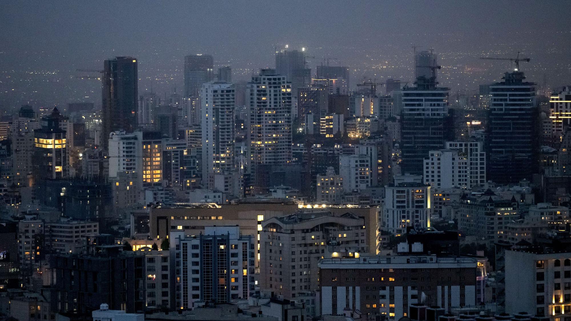 Die Skyline der Millionenmetropole Teheran in der Abenddämmerung (Archivbild).