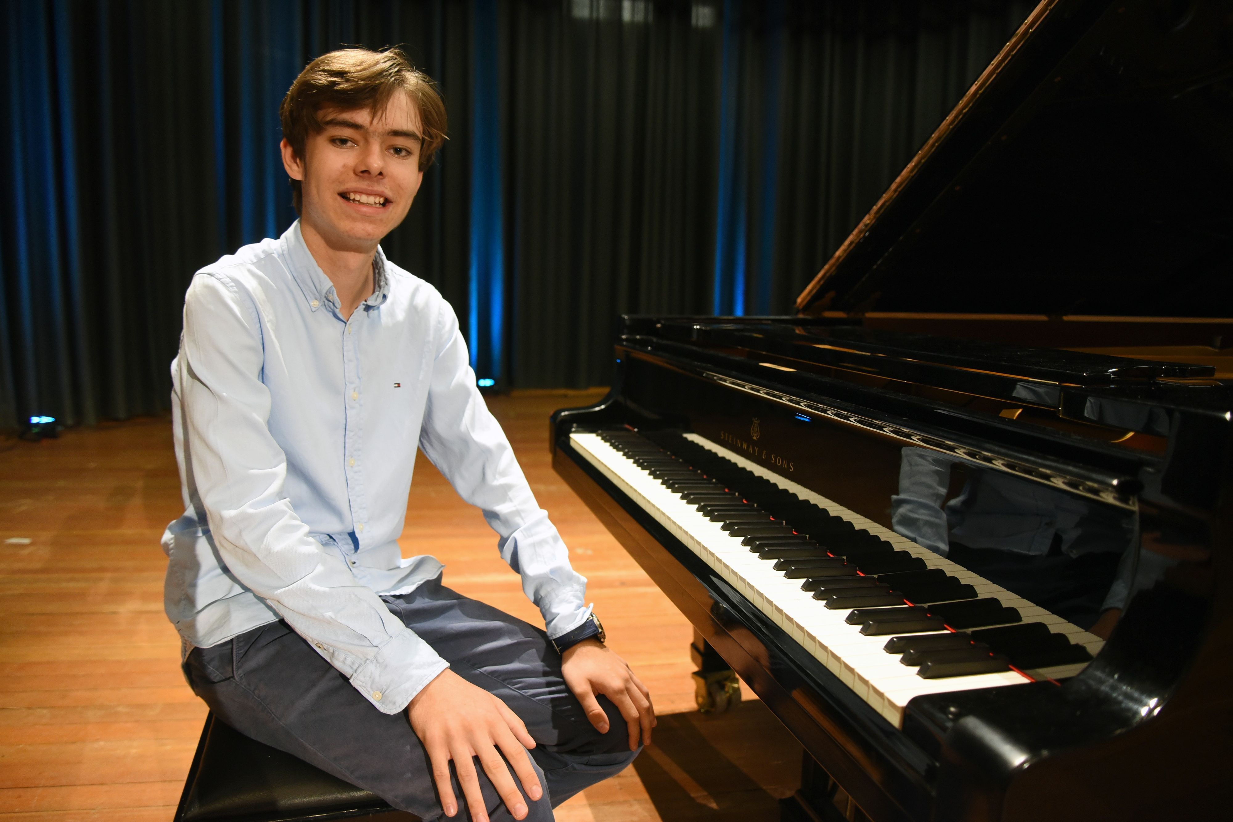 Das Foto zeigt den Pianisten Colin Pütz