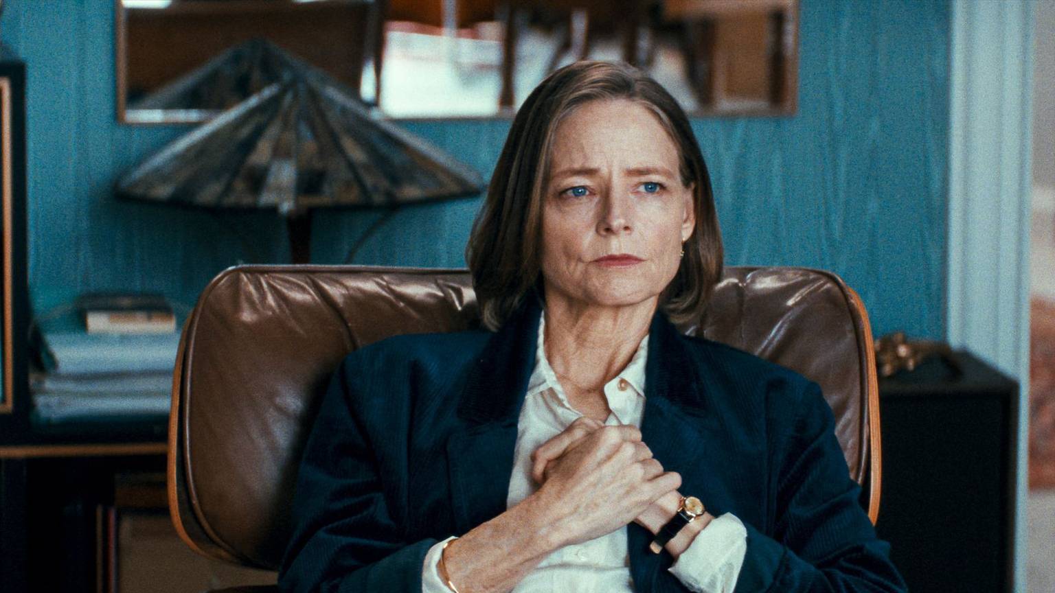 Die Psychiaterin Lilian Steiner (Jodie Foster) macht sich Sorgen um ihre Patientin, die zum wiederholten Mal eine Therapiesitzung versäumt. (Bild: Plaion Pictures/George Lechaptois)