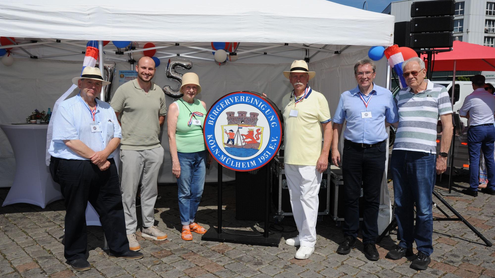 Vorstand der Bürgervereinigung mit Bezirksbürgermeister Vincent Morawietz (2.v.l.) und dem ehemaligen Bezirksbürgermeister Norbert Fuchs (1.v.r.).