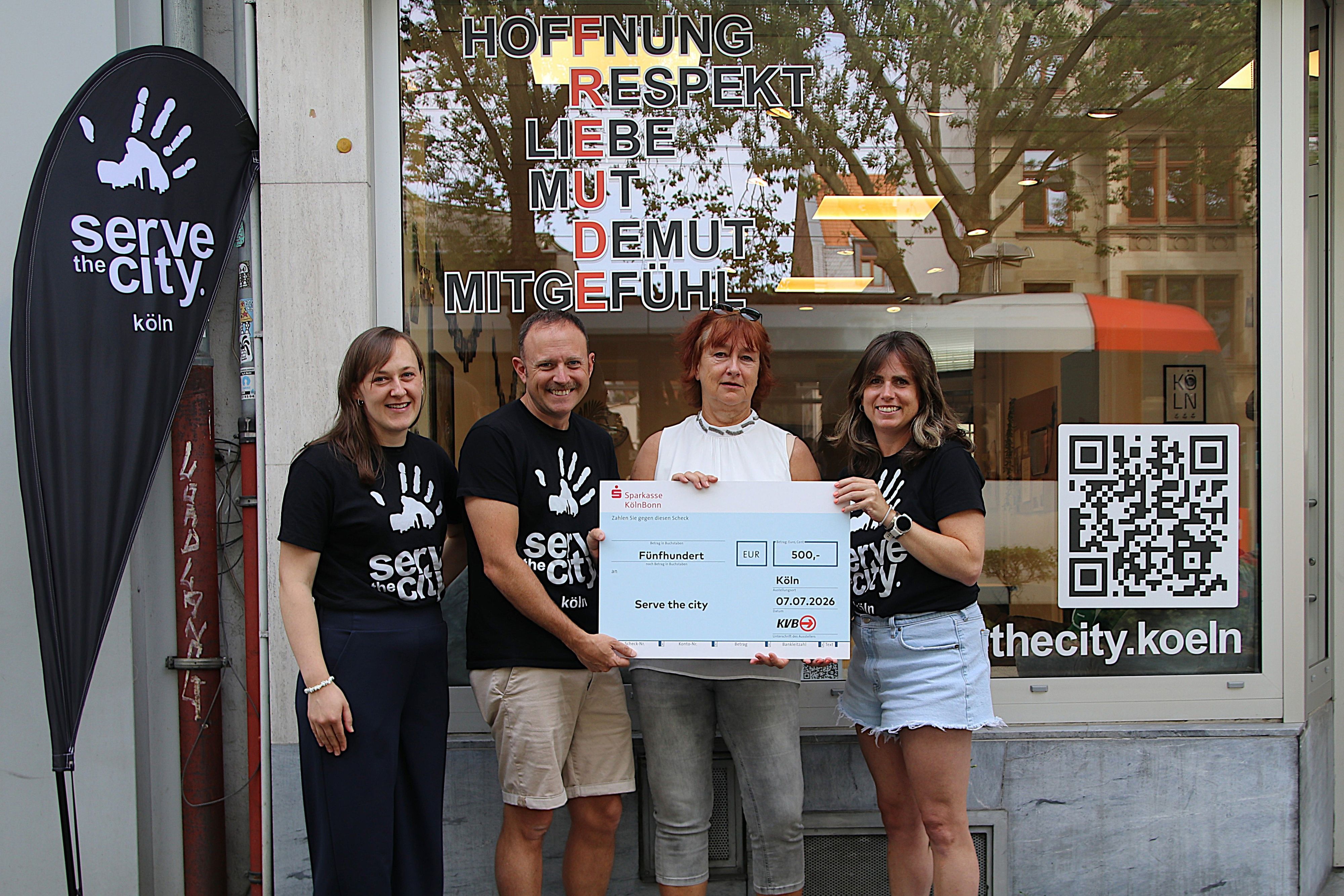 KVB-Projektleiterin Marion Densborn (Mitte rechts) übergab die Spende zur Unterstützung ehrenamtlichen Engagements an Judith Villing, Brandon Brazee und Marcie Brazee (Serve the City Köln).