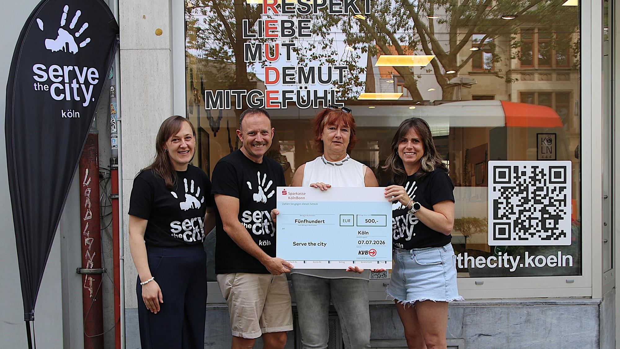 KVB-Projektleiterin Marion Densborn (Mitte rechts) übergab die Spende zur Unterstützung ehrenamtlichen Engagements an Judith Villing, Brandon Brazee und Marcie Brazee (Serve the City Köln).