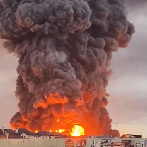 Ein Screenshot aus einem vom ukrainischen Präsidenten Wolodymyr Seleskyj veröffentlichten Video soll einen Großbrand in Krasnodar zeigen.