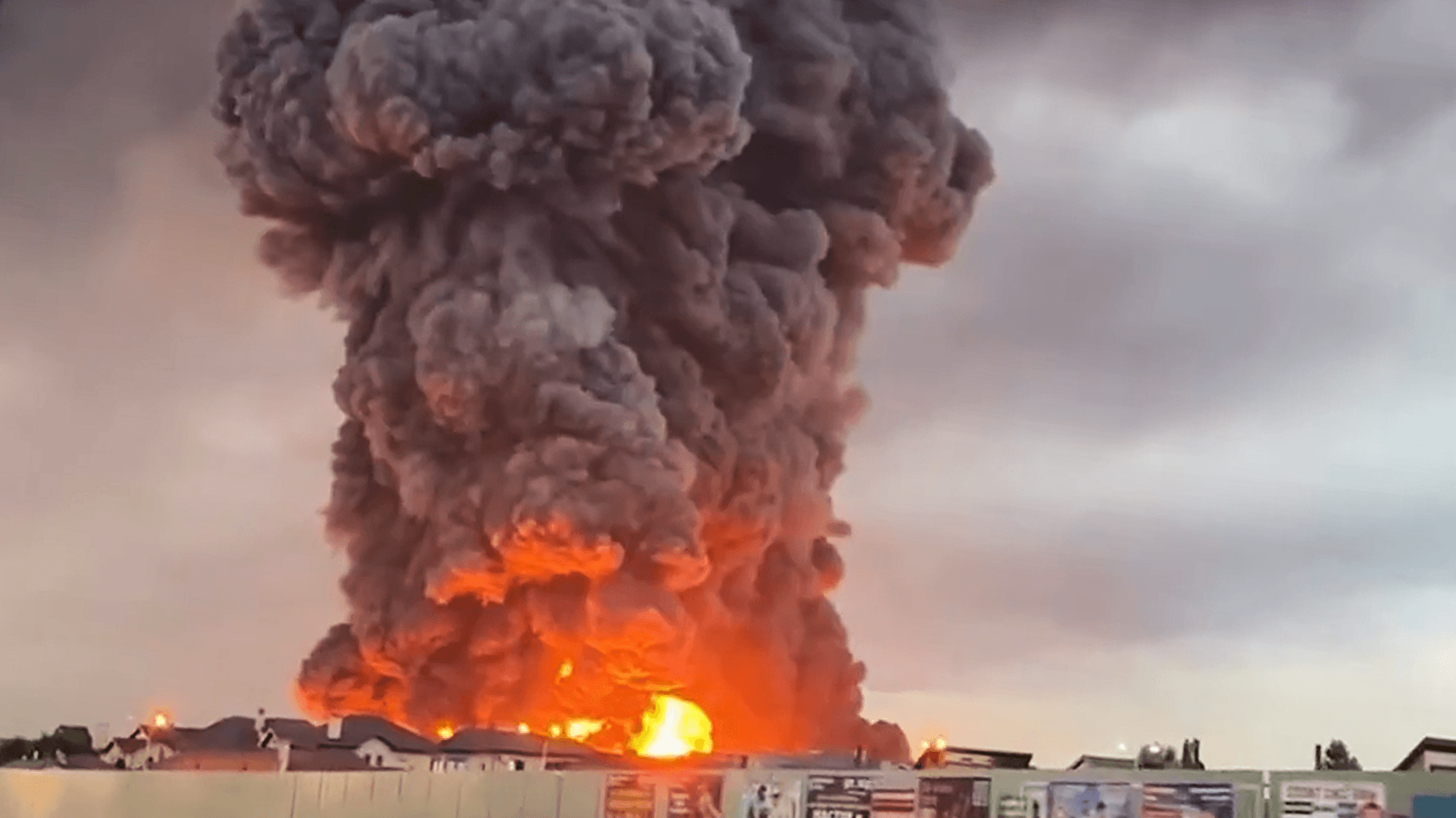 Ein Screenshot aus einem vom ukrainischen Präsidenten Wolodymyr Seleskyj veröffentlichten Video soll einen Großbrand in Krasnodar zeigen.