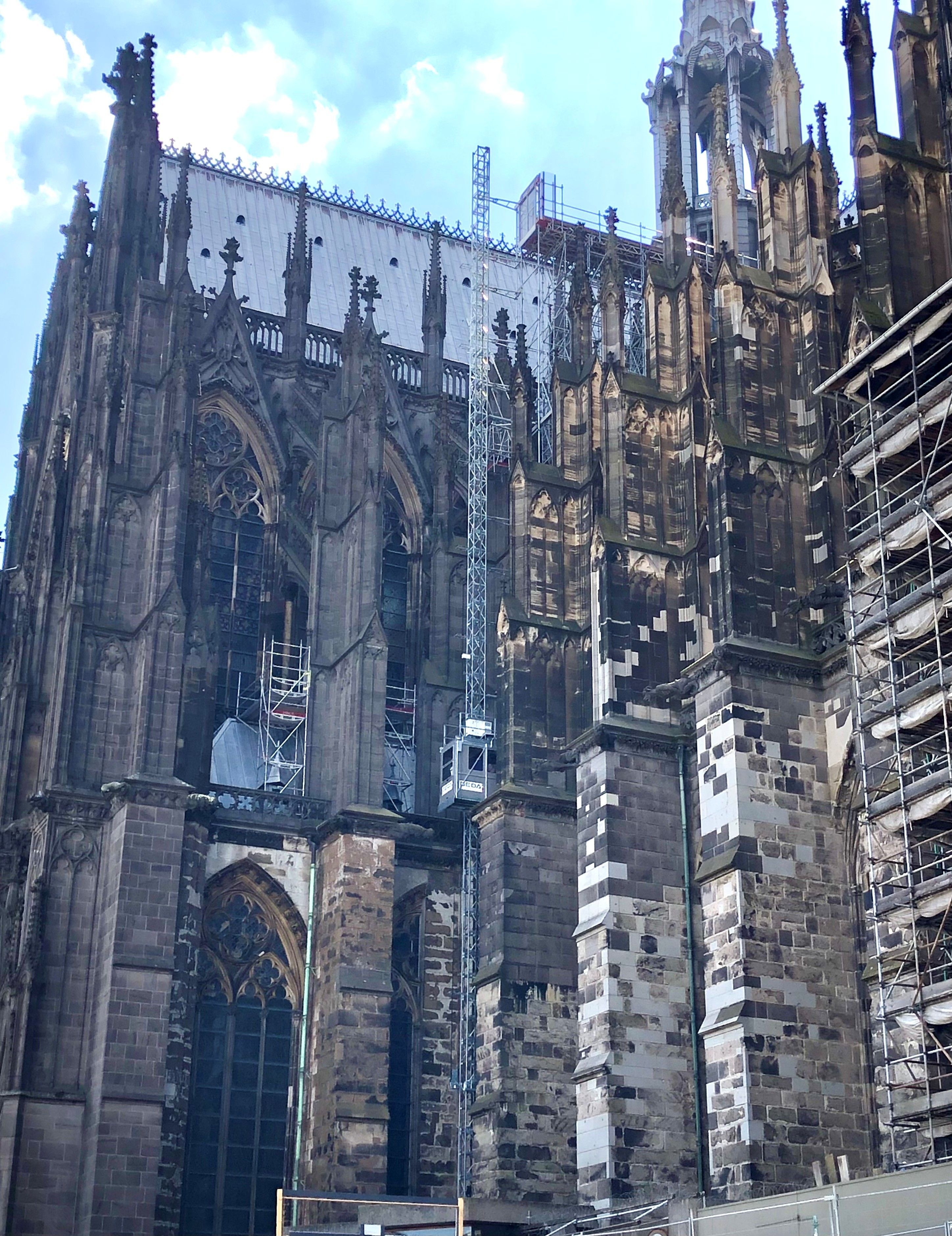 Der neue Bauaufzug an der Nordseite des Kölner Doms.