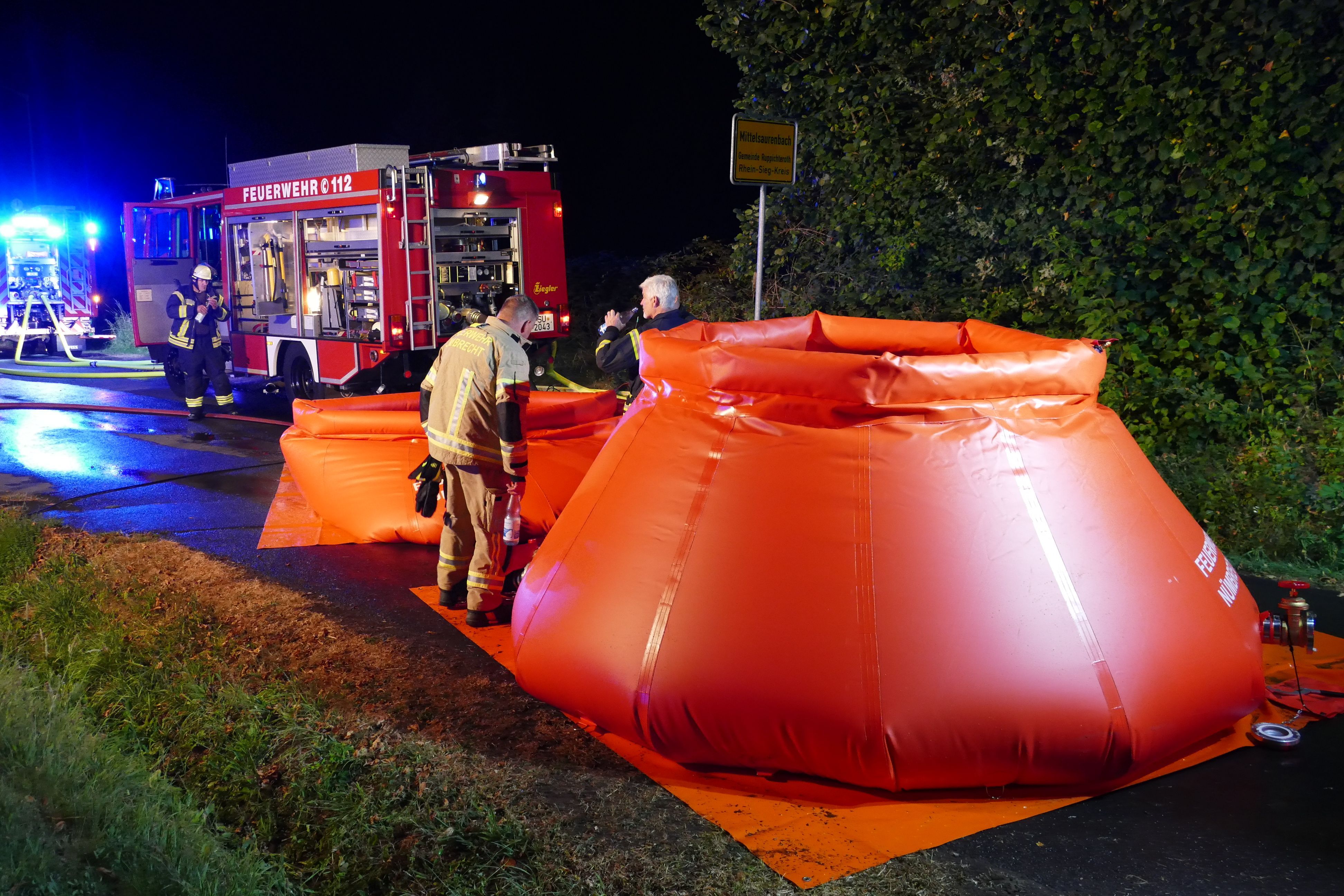Kräfte der Feuerwehr Nümbrecht füllten zwei mobile Becken mit Löschwasser aus ihrem Tankwagen.