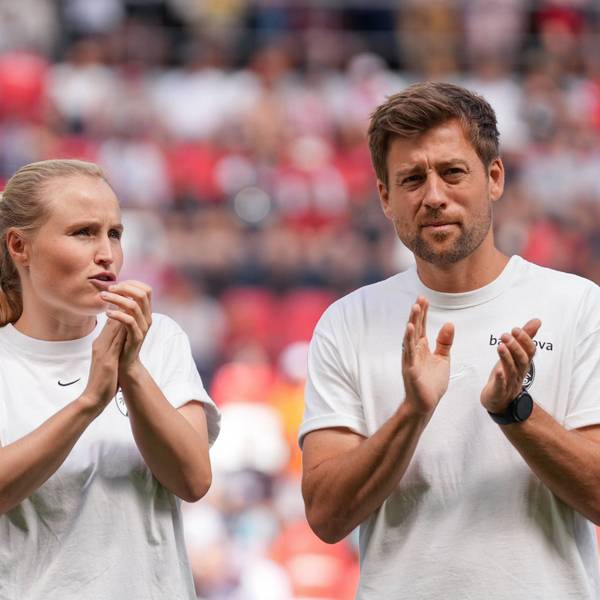 Theresa Merk SC Freiburg, Trainerin und Nico Schneck SC Freiburg, Co-Trainer im Gespräch, Fussball, Testspiel, SC Freiburg vs. AC Florenz, 10.08.2024, Europa-Park Stadion, Freiburg, Deutschland, *** Theresa Merk SC Freiburg, Coach and Nico Schneck SC Freiburg, Co-Coach in conversation, Football, Test match, SC Freiburg vs AC Florence, 10 08 2024, Europa Park Stadium, Freiburg, Germany, Copyright: xArnexAmbergx