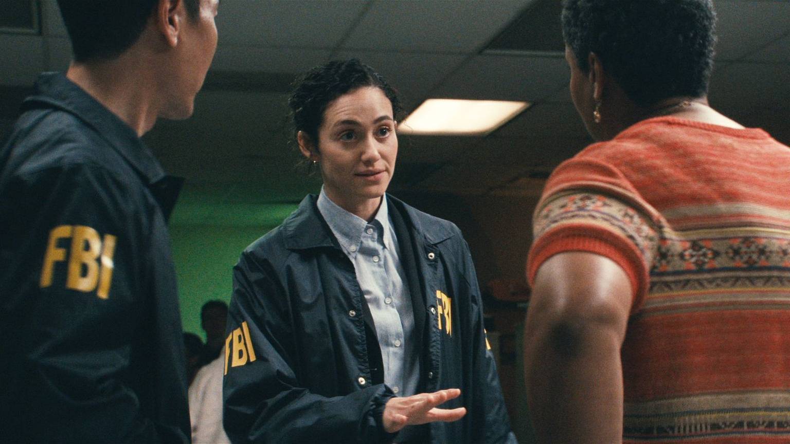 Alice Black (Emmy Rossum, Mitte) wird von einem alten Kollegen gebeten, bei den Ermittlungen zu einem Mordfall zu helfen. Schnell verdächtigt sie eine mysteriöse Frau. (Bild: 2026 Disney. All rights reserved.)