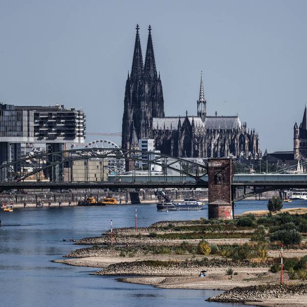 Binnenschiffe fahren bei niedrigen Pegelständen aufgrund von Trockenheit vor dem Kölner Dom auf dem Rhein.