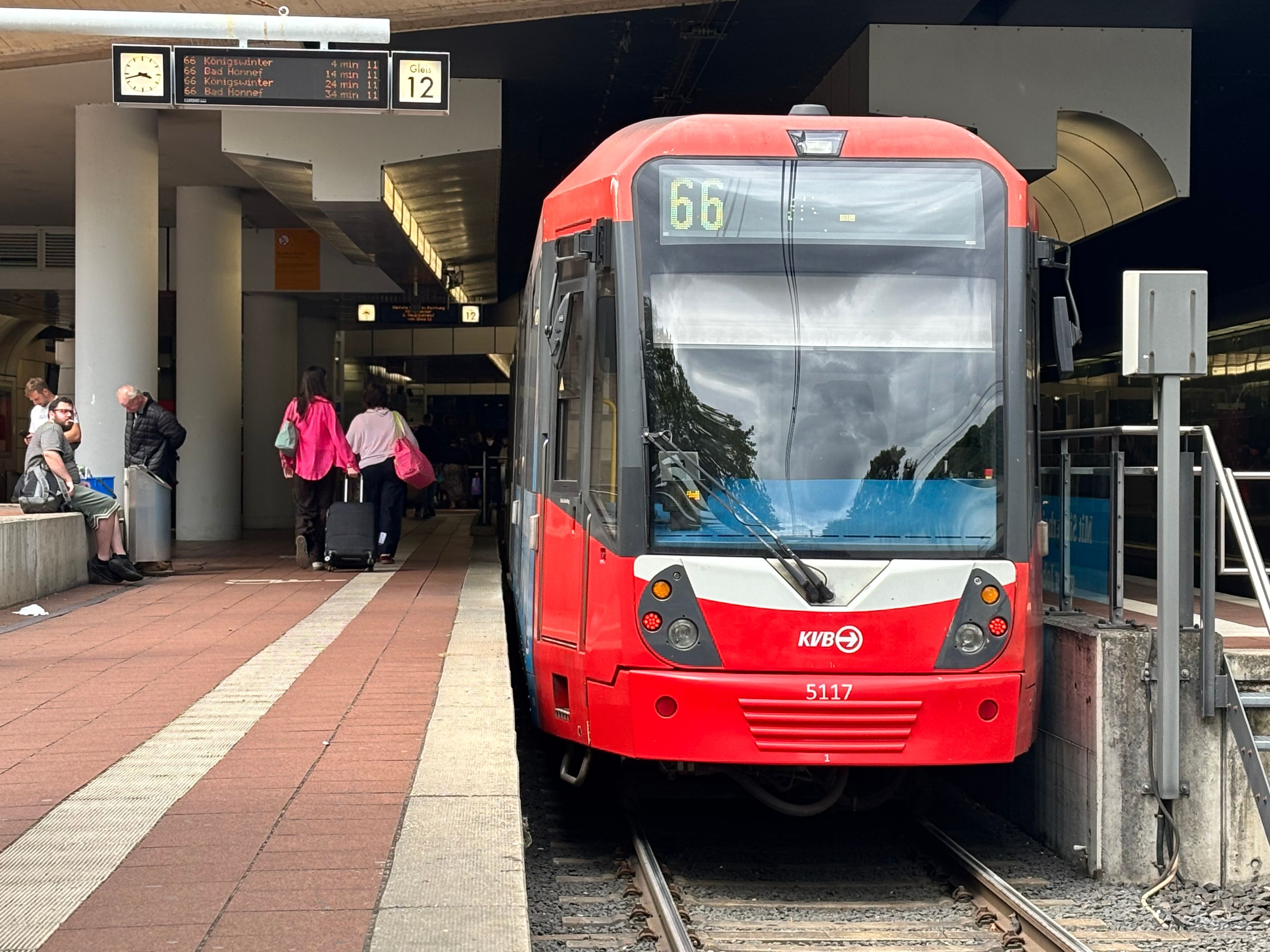 Für die Strecke der Bahnlinie 66 sind derzeit Fahrzeuge der KVB im Einsatz. Hier zu sehen am Siegburger Bahnhof.