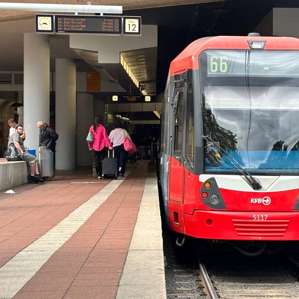 Für die Strecke der Bahnlinie 66 sind derzeit Fahrzeuge der KVB im Einsatz. Hier zu sehen am Siegburger Bahnhof.