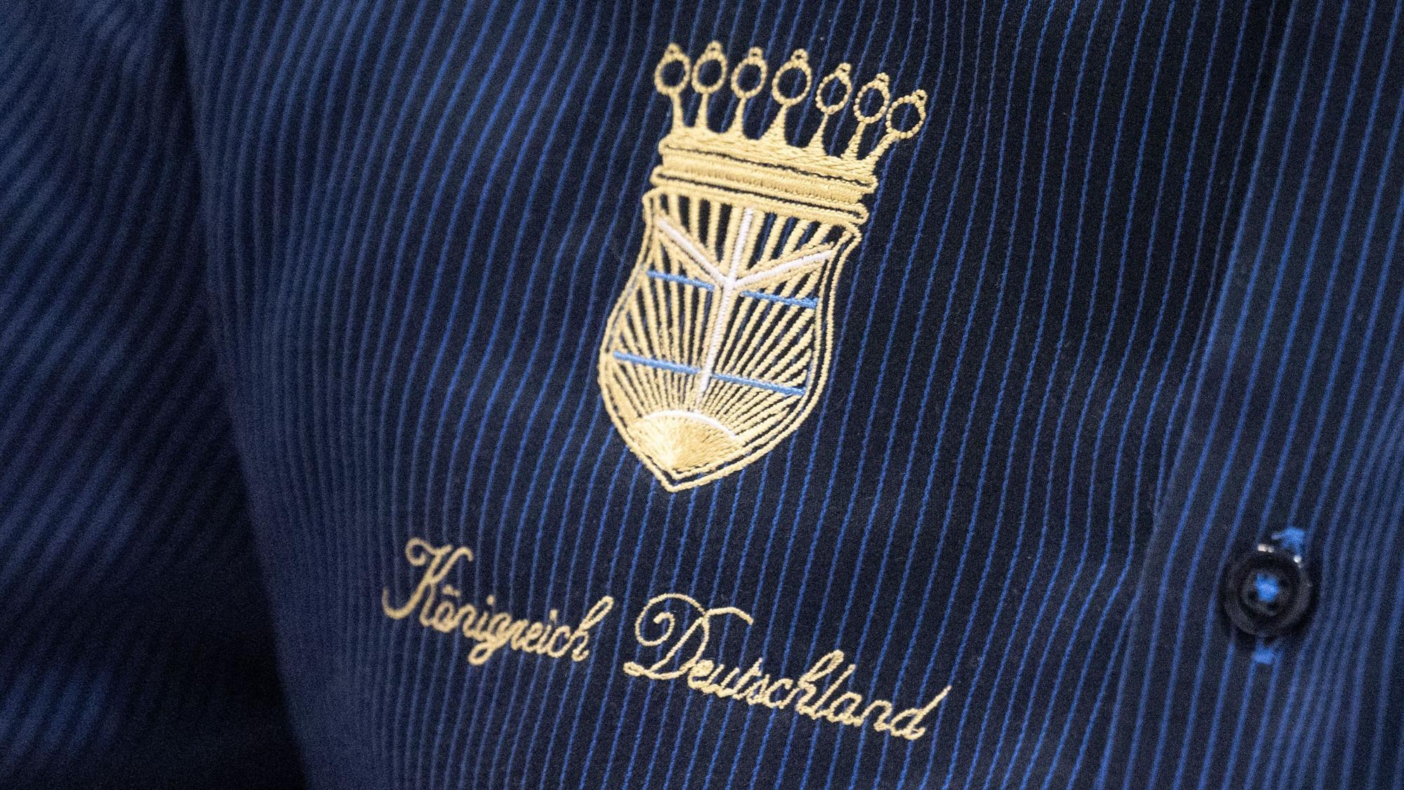 „Königreich Deutschland“ steht auf dem Hemd eines „Reichsbürger“-Aktivisten. (Archivbild)