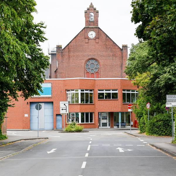 Blick auf den Eingang der Justizvollzugsanstalt Siegburg. Nach Hinweisen auf einen geplanten gewaltsamen Aufstand von Inhaftierten hat es in der Justizvollzugsanstalt Siegburg einen Großeinsatz der Polizei gegeben.