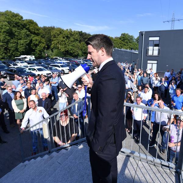 Martin Vincentz, Chef der NRW-AfD und Fraktionsvorsitzender im Landtag, spricht vor Versammlungsbeginn zu Delegierten in Marl.