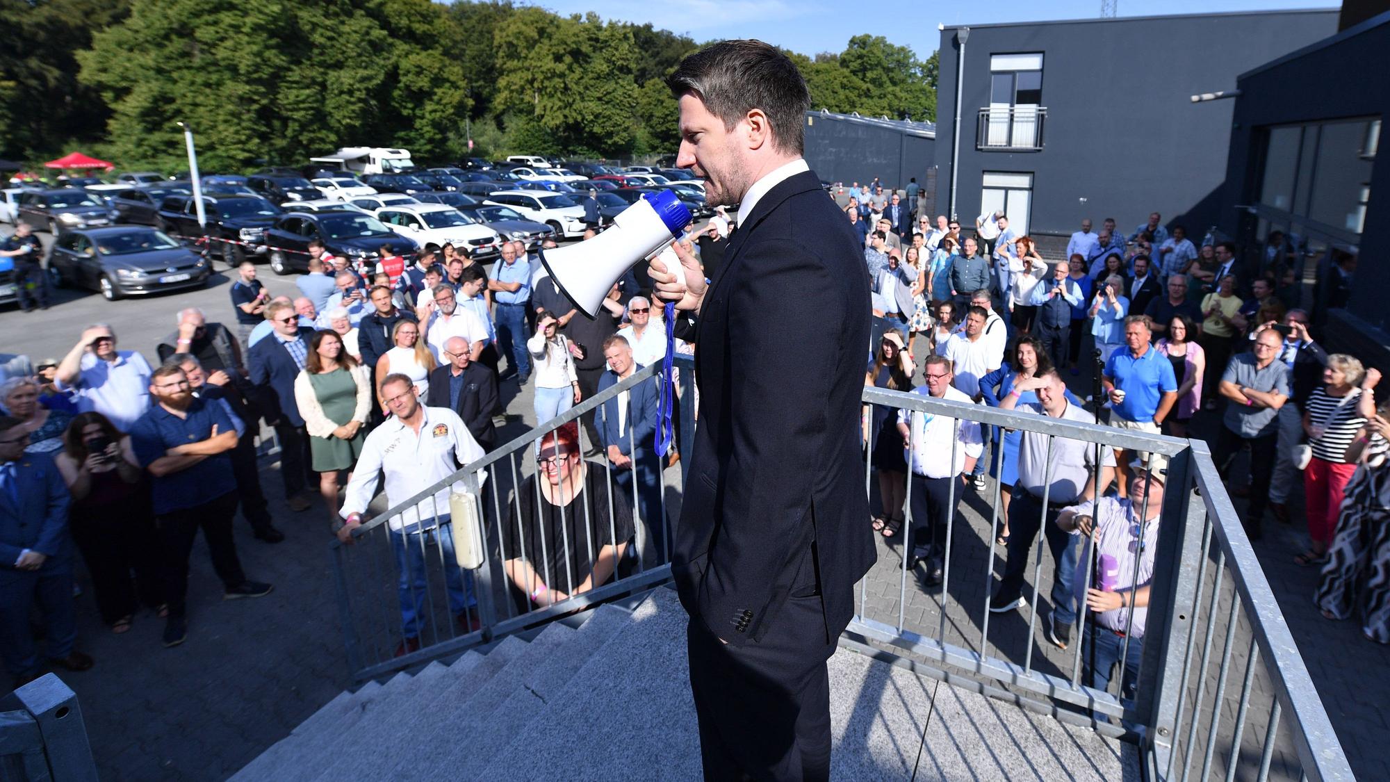Landessprecher Martin Vincentz sprach im Juli vor dem Eventzentrum in Marl beim eskalierten Nominierungsparteitag zu Delegierten.