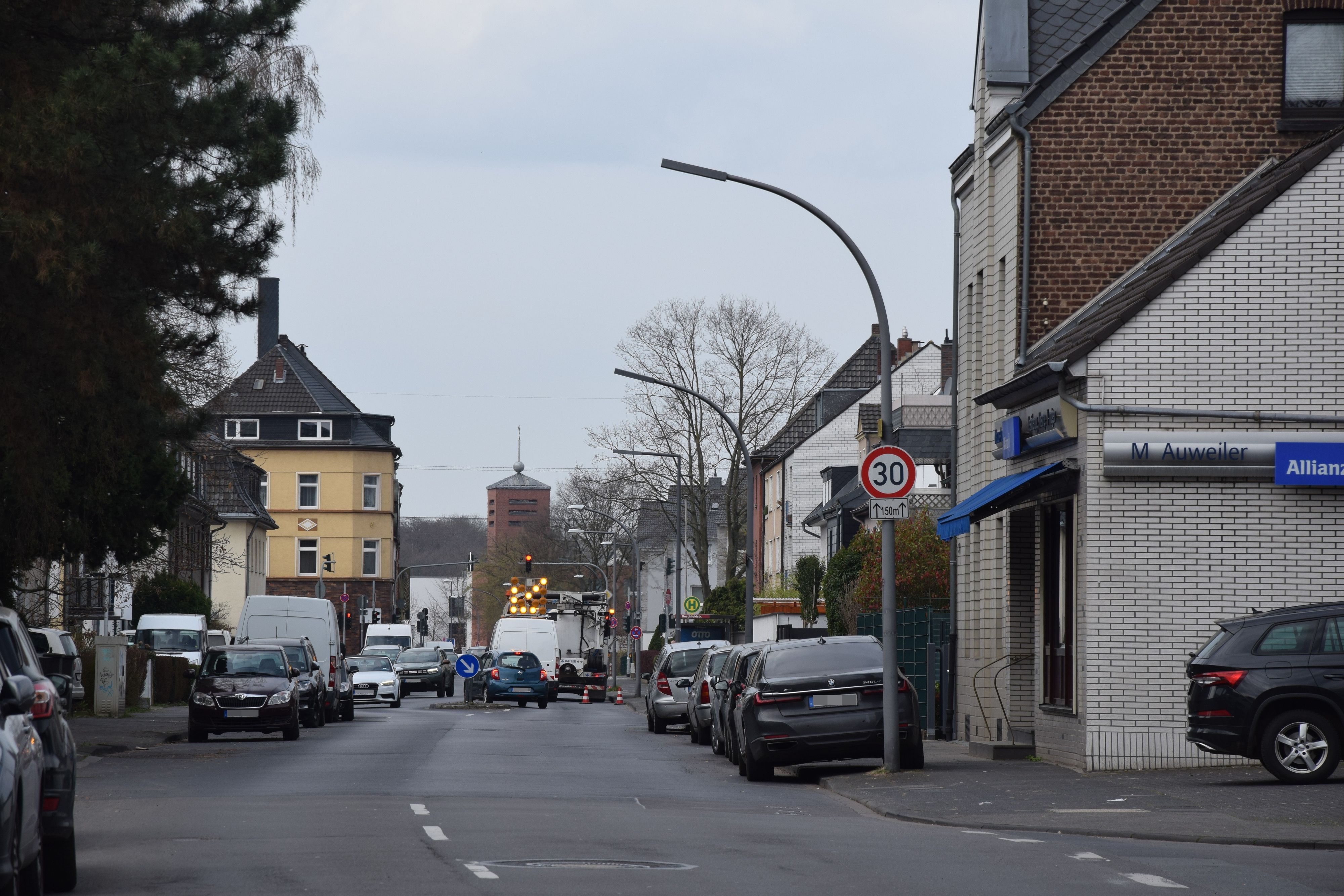 Eine neue Geschwindigkeitsmessanlage misst das Tempo auf der Piccoloministraße in Holweide. (Archivbild)