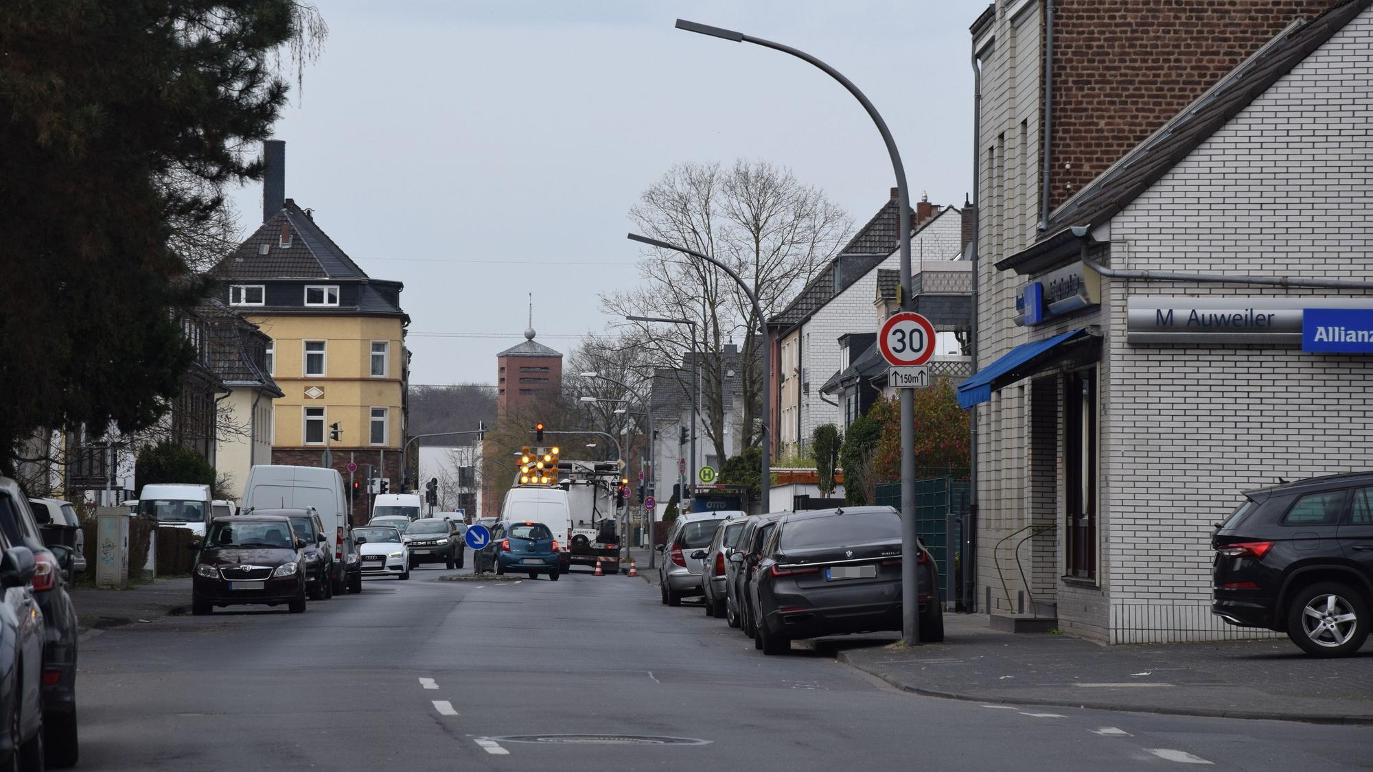 Eine neue Geschwindigkeitsmessanlage misst das Tempo auf der Piccoloministraße in Holweide. (Archivbild)