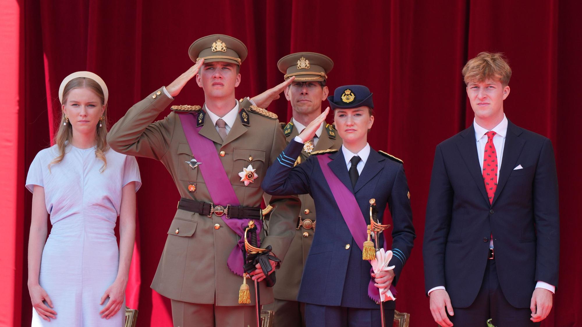 Die belgische Prinzessin Eleonore (l-r), Prinz Gabriel, Prinzessin Elisabeth und Prinz Emmanuel während der offiziellen Militärparade am belgischen Nationalfeiertag.