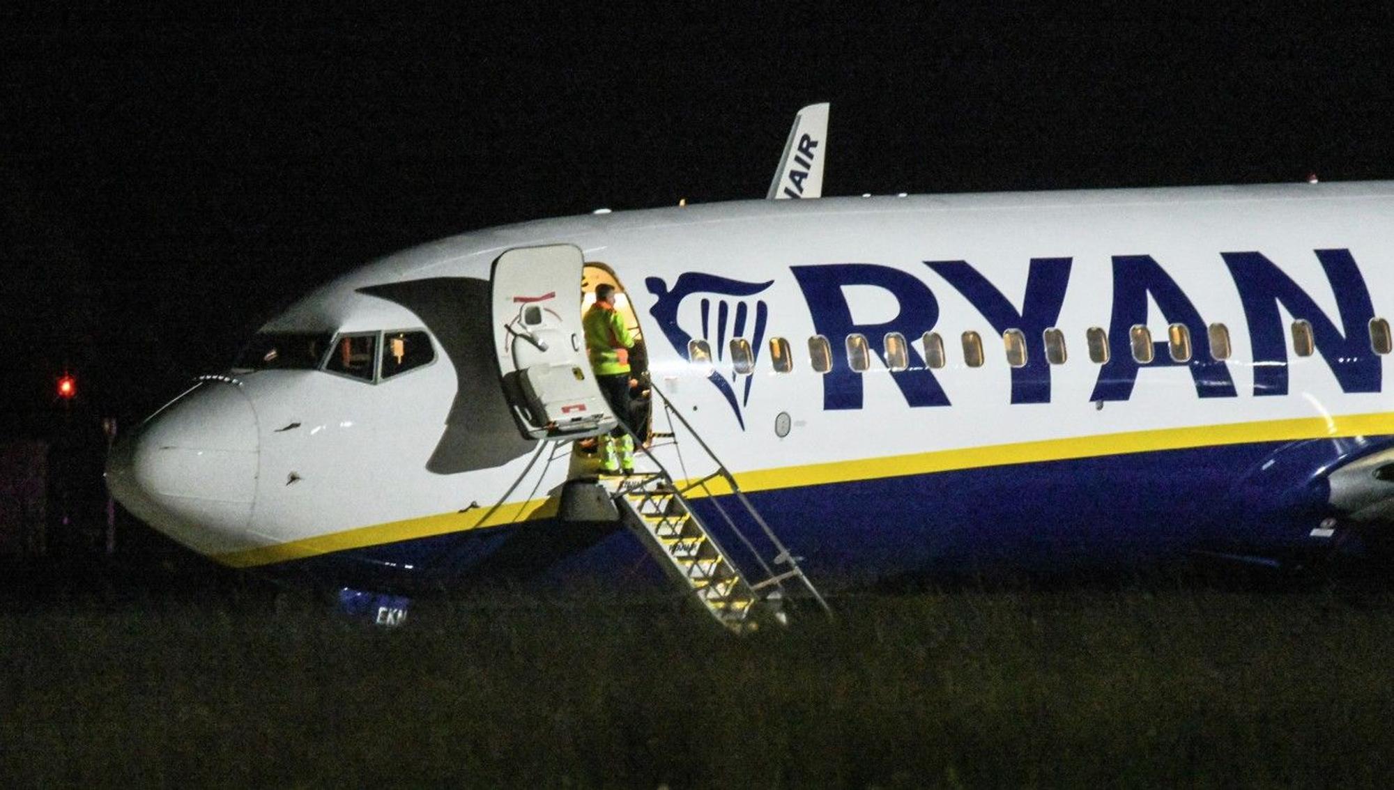 Ein Passagierjet der Fluggesellschaft Ryanair steht auf dem Vorfeld am Flughafen Memmingen.