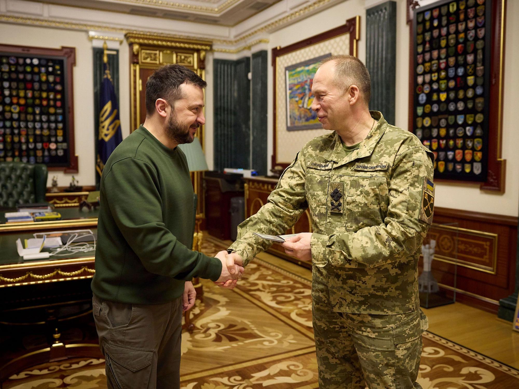 Wolodymyr Selenskyj (links) und Generaloberst Olexander Syrskyj (Archivbild).