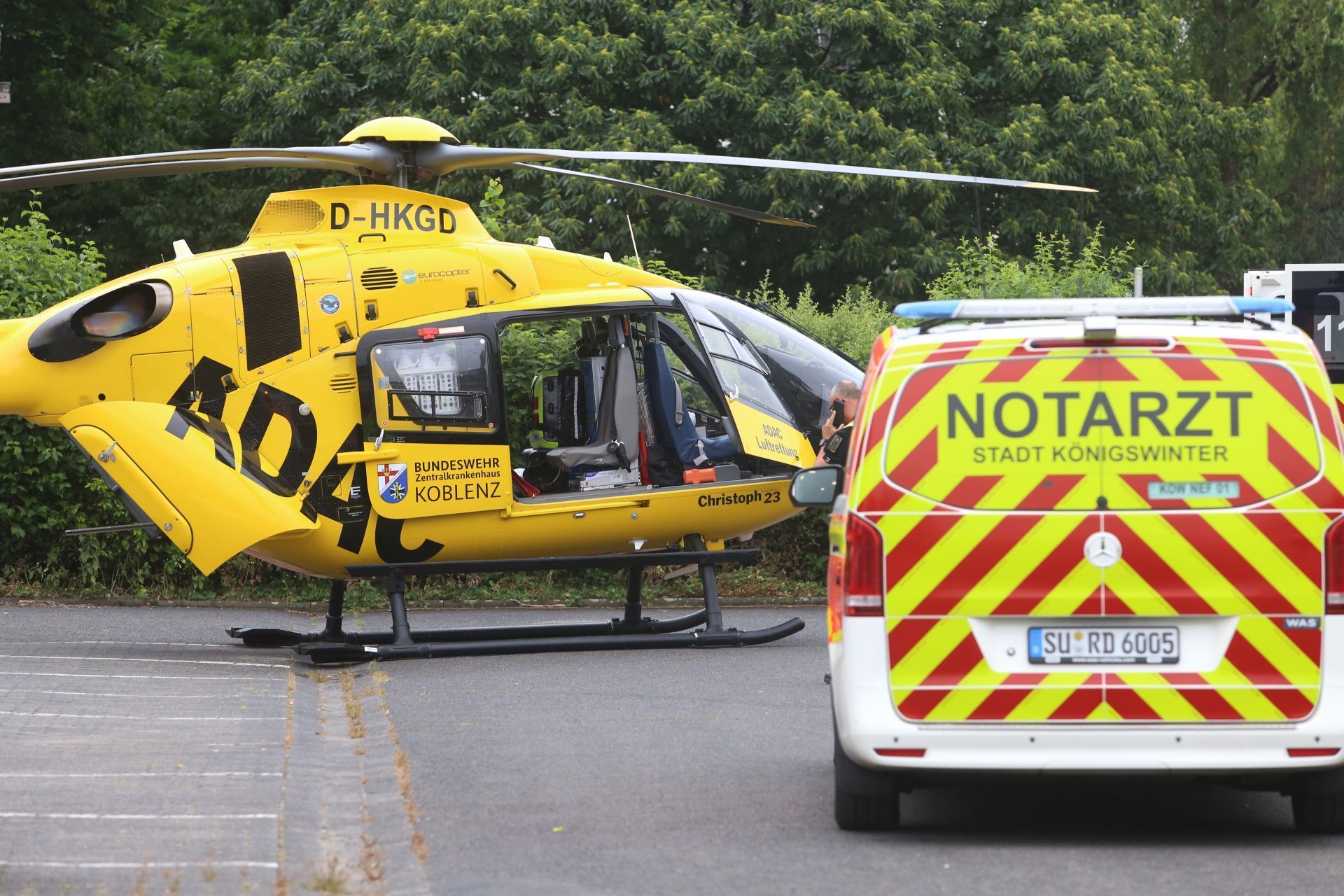 Ein Hubschrauber neben einem Notarzt-Fahrzeug