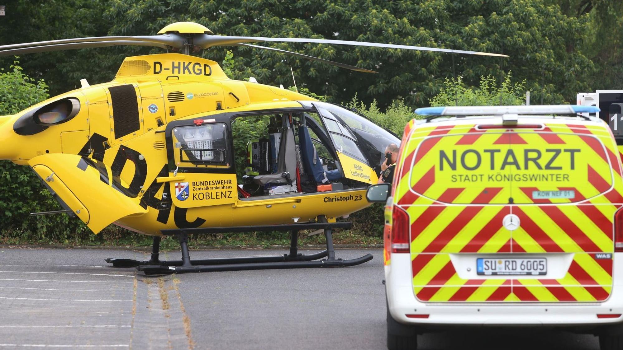 Ein Hubschrauber neben einem Notarzt-Fahrzeug