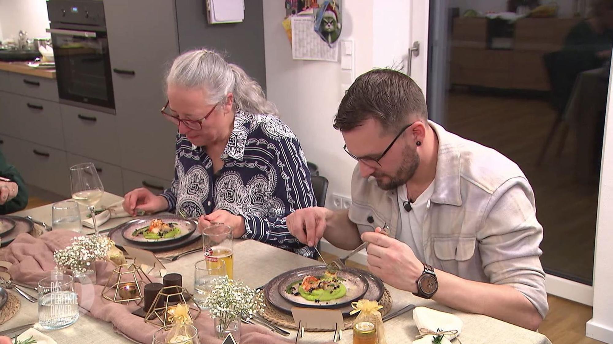 Zu den Biergläsern aus dem Gasthaus der Oma kommt die Vorspeise aus Jakobsmuscheln und Garnelen recht edel daher.
(Bild: RTL)