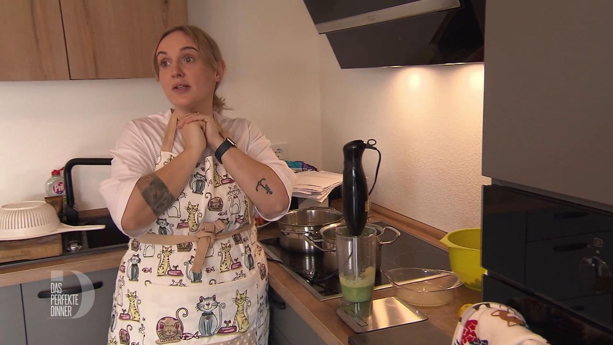 Minzpesto mit zu wenig Minze - da muss Kerstin improvisieren.
(Bild: RTL)