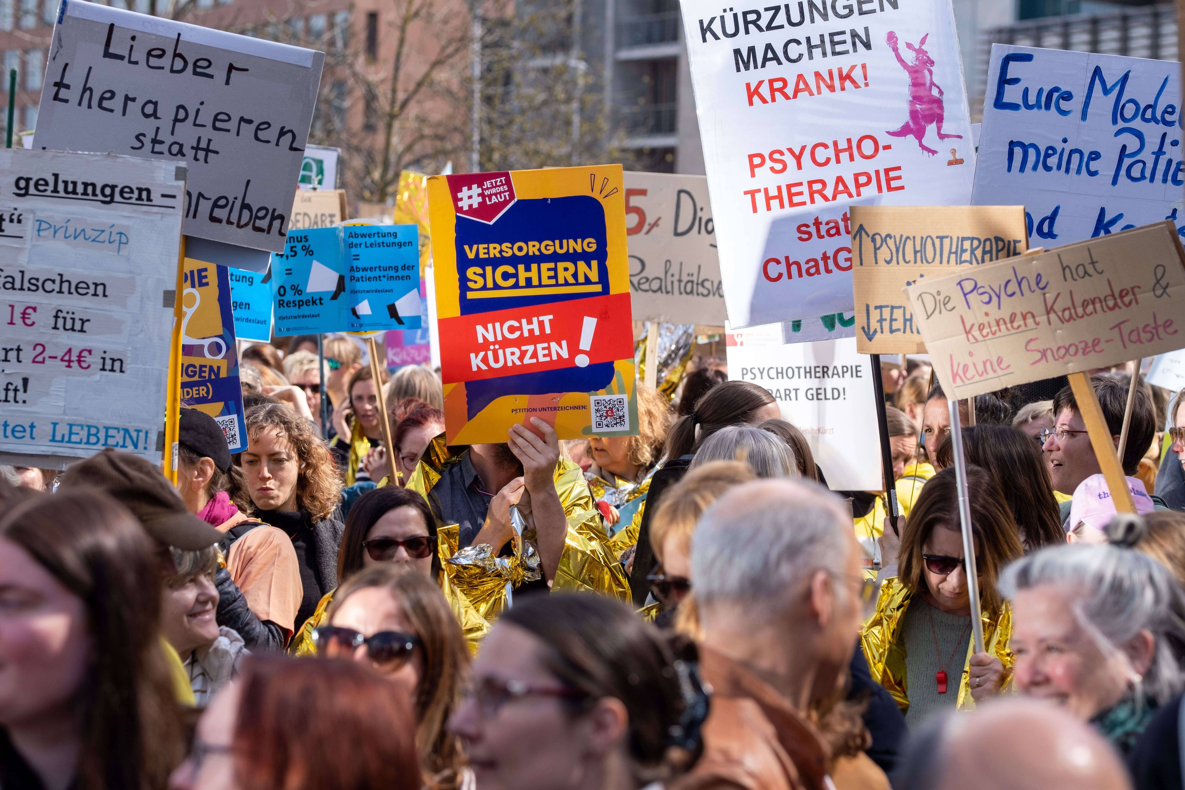 Psychologen und Psychotherapeuten protestieren erneute in Berlin, unter dem Motto Wert der Psychotherapie , gegen die Kürzung ihrer Honorare um 4,5 % zum 1. April 2026. / Psychologists and psychotherapists are once again protesting in Berlin under the slogan The Value of Psychotherapy against a 4.5% cut in their fees effective April 1, 2026. Psychotherapeuten protestieren in Berlin *** Psychologists and psychotherapists are once again protesting in Berlin under the slogan The Value of Psychotherapy against a 4.5 cut in their fees effective April 1, 2026 Psychologists and psychotherapists are once again protesting in Berlin under the slogan The Value of Psychotherapy against a 4 5 cut in their fees effective April 1, 2026 Psychotherapists sp2026032623348.jpg