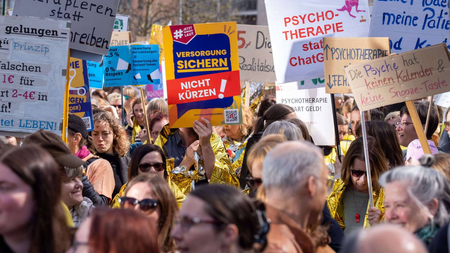 Psychologen und Psychotherapeuten protestieren erneute in Berlin, unter dem Motto Wert der Psychotherapie , gegen die Kürzung ihrer Honorare um 4,5 % zum 1. April 2026. / Psychologists and psychotherapists are once again protesting in Berlin under the slogan The Value of Psychotherapy against a 4.5% cut in their fees effective April 1, 2026. Psychotherapeuten protestieren in Berlin *** Psychologists and psychotherapists are once again protesting in Berlin under the slogan The Value of Psychotherapy against a 4.5 cut in their fees effective April 1, 2026 Psychologists and psychotherapists are once again protesting in Berlin under the slogan The Value of Psychotherapy against a 4 5 cut in their fees effective April 1, 2026 Psychotherapists sp2026032623348.jpg