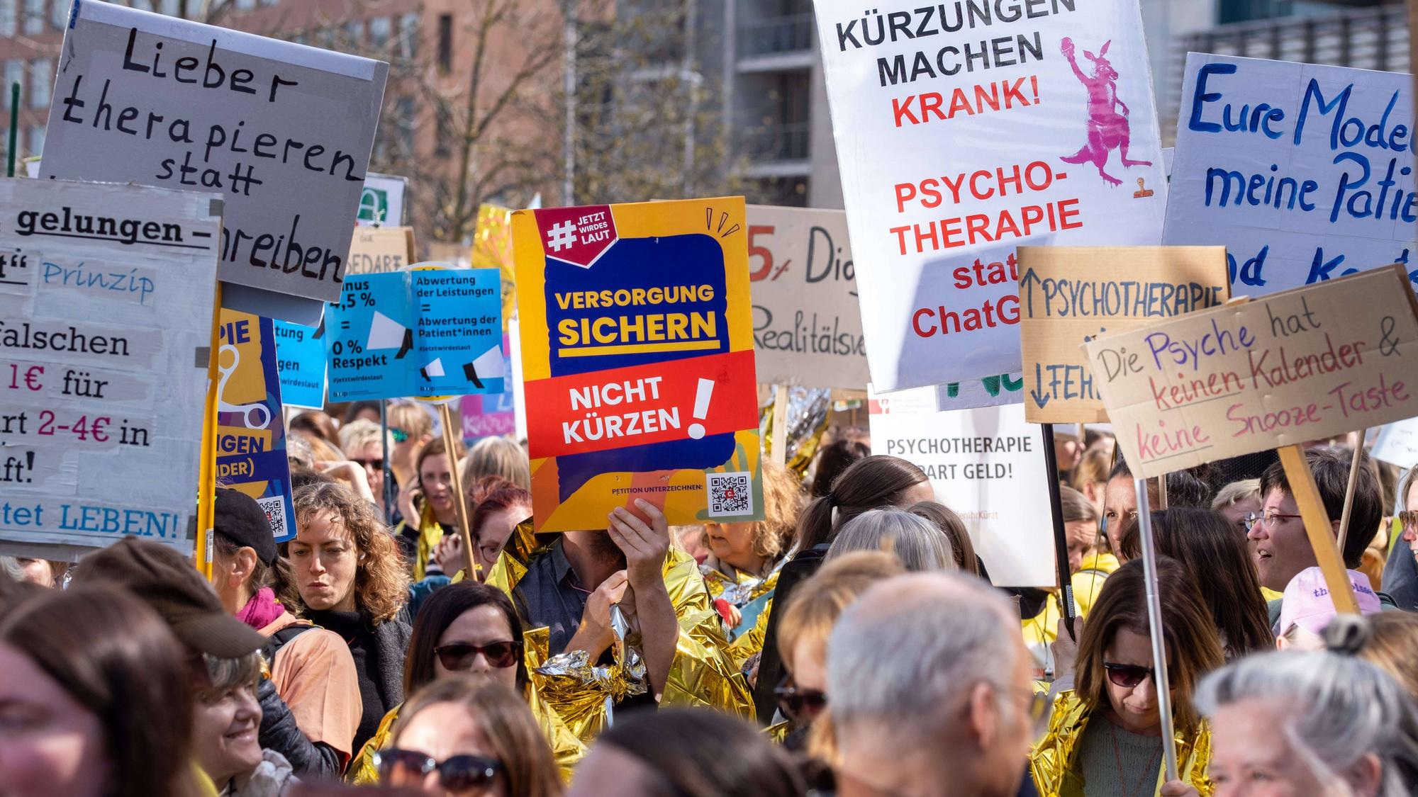 Psychologen und Psychotherapeuten protestieren erneute in Berlin, unter dem Motto Wert der Psychotherapie , gegen die Kürzung ihrer Honorare um 4,5 % zum 1. April 2026. / Psychologists and psychotherapists are once again protesting in Berlin under the slogan The Value of Psychotherapy against a 4.5% cut in their fees effective April 1, 2026. Psychotherapeuten protestieren in Berlin *** Psychologists and psychotherapists are once again protesting in Berlin under the slogan The Value of Psychotherapy against a 4.5 cut in their fees effective April 1, 2026 Psychologists and psychotherapists are once again protesting in Berlin under the slogan The Value of Psychotherapy against a 4 5 cut in their fees effective April 1, 2026 Psychotherapists sp2026032623348.jpg