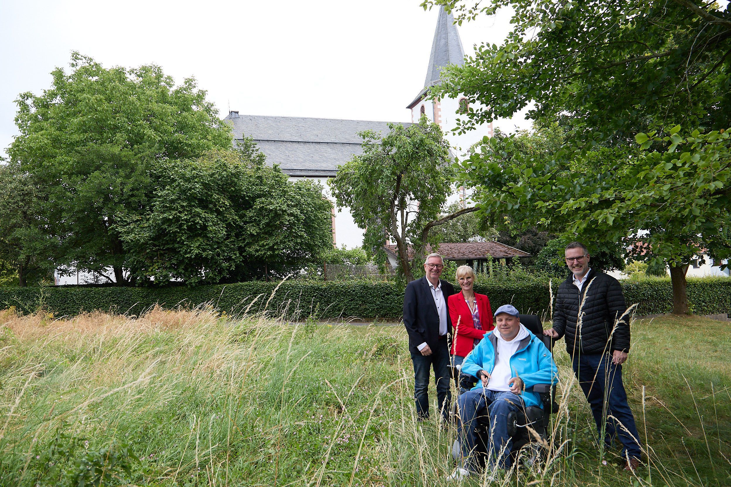 Noch ist hier Brachland, aber bald sollen dort Menschen einkaufen können: Das Nahversorgungsprojekt für Tondorf präsentierten André Barth, Gaby Barth, Andreas Metzler und Norbert Crump.