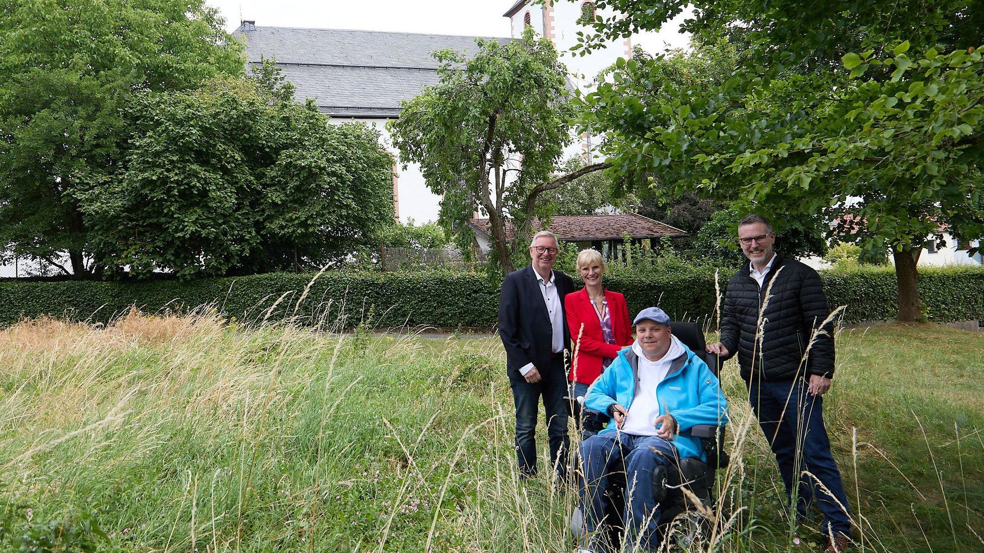 Noch ist hier Brachland, aber bald sollen dort Menschen einkaufen können: Das Nahversorgungsprojekt für Tondorf präsentierten André Barth, Gaby Barth, Andreas Metzler und Norbert Crump.
