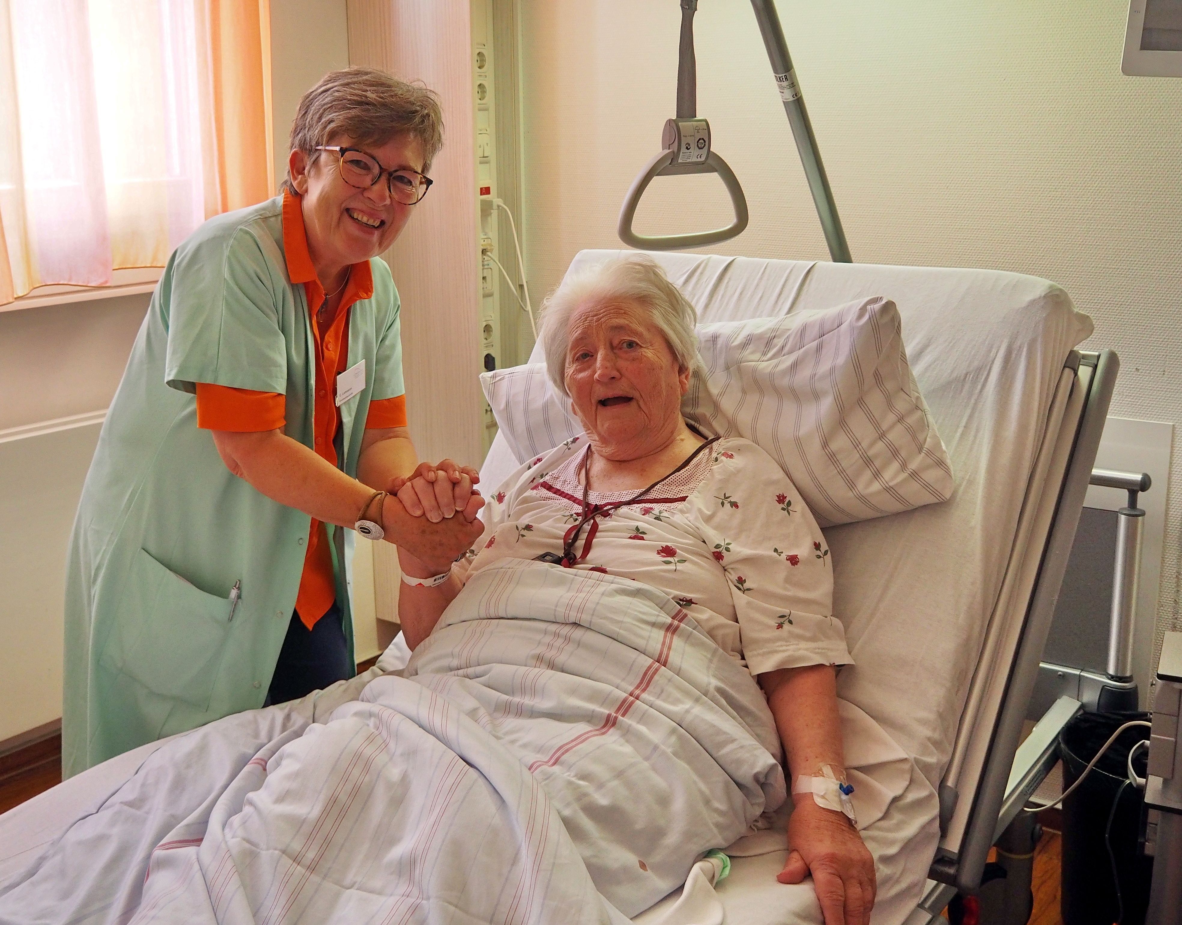 Luise Kohlvenbach freut sich über den Besuch von Cornelia Lehmann. Diese ist seit zehn Jahren als „Grüne Dame“ im St. Antonius-Krankenhaus unterwegs.