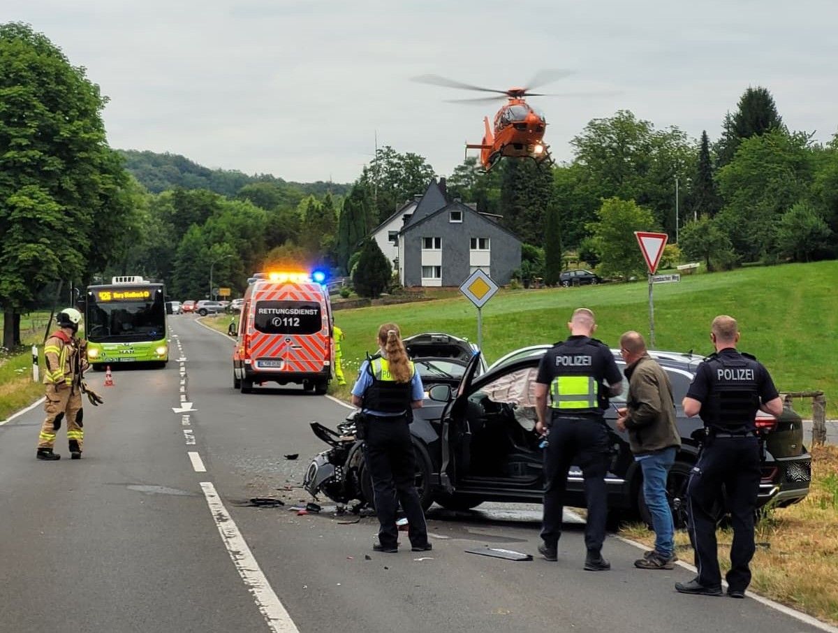 Nach dem Unfall in Bergisch Gladbach musste ein Hubschrauber an der Einsatzstelle landen.