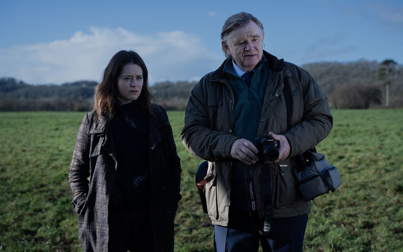 Helen (Claire Foy) und ihren Vater Alisdair (Brendan Gleeson) verbindet die Liebe zur Natur. (Bild: DCM/2025 Protagonist Hawk Limited, Saturnia Llc And Channel Four Television Corporation. All Rights Reserved)