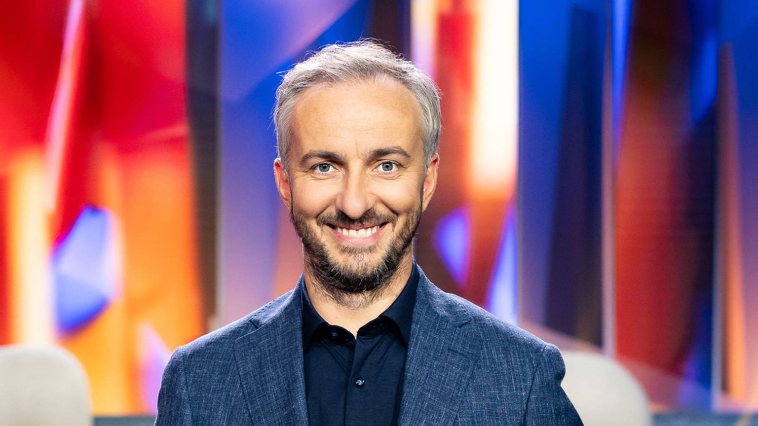 Wie Jan Böhmermann seinen Zuschauern erklärt, können diese sich auf die Suche nach „Cash-Caches“ begeben. (Bild: ZDF/Lennart Speer)
