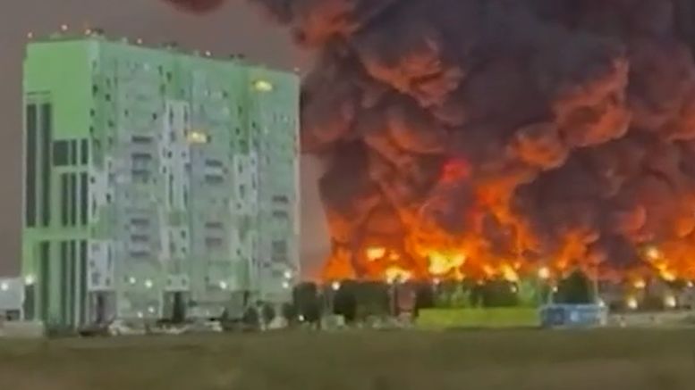 Ein Screenshot aus einem vom ukrainischen Verteidigungsministerium veröffentlichten Video zeigt den Angaben zufolge einen Großbrand in Russland.