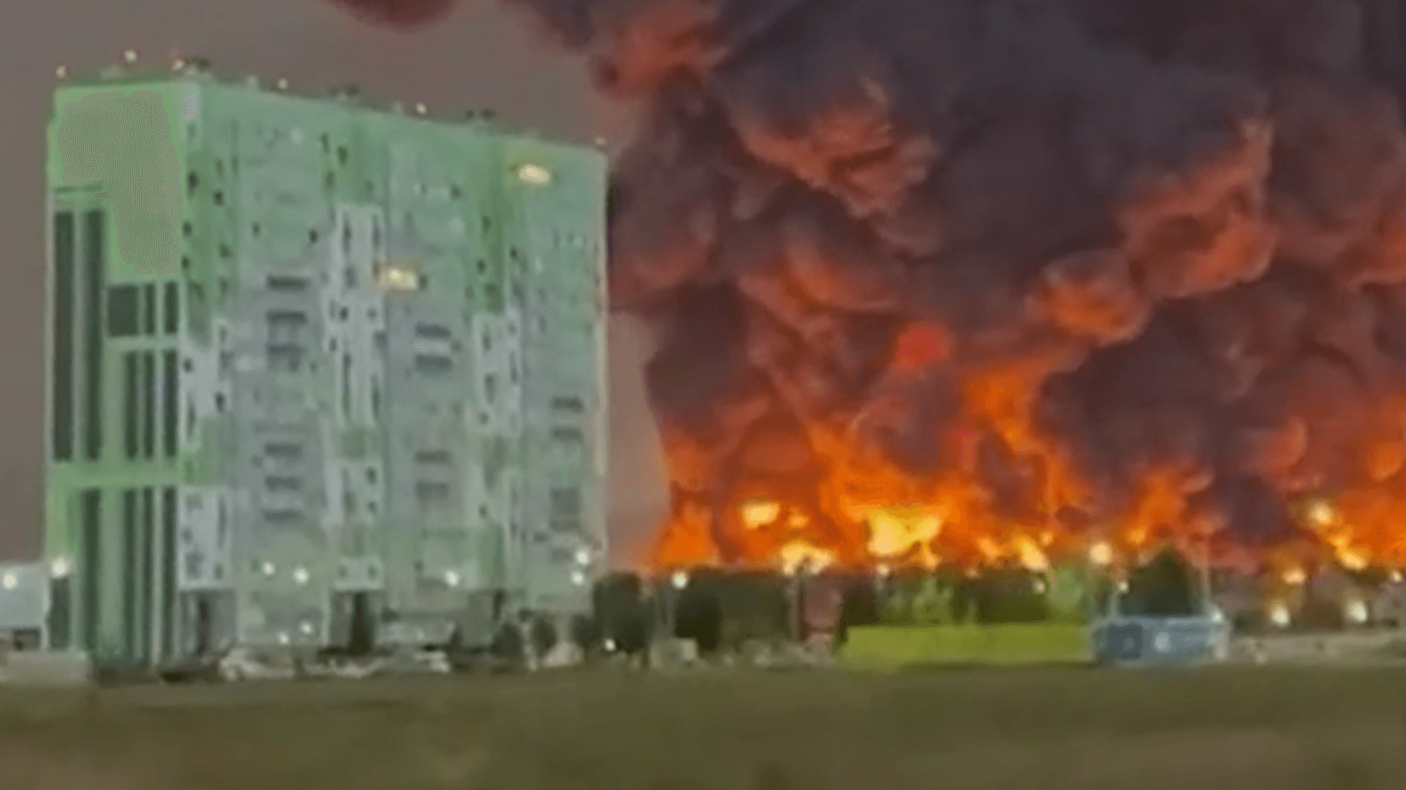 Ein Screenshot aus einem vom ukrainischen Verteidigungsministerium veröffentlichten Video zeigt den Angaben zufolge einen Großbrand in Russland.