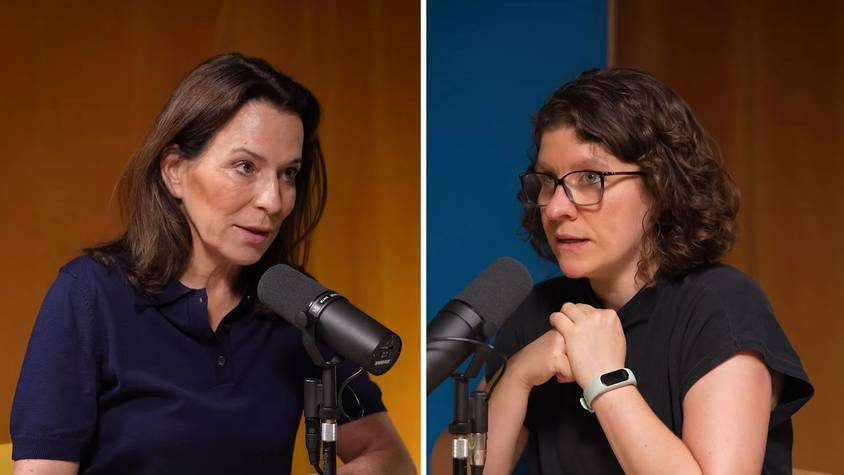 Anne Will (links) und Ann-Kathrin Büüsker sprechen im Podcast „Politik mit Anne Will“ über die zurückliegende Hitzewelle. (Bild: Will Media GmbH / Politik mit Anne Will (Screenshot))