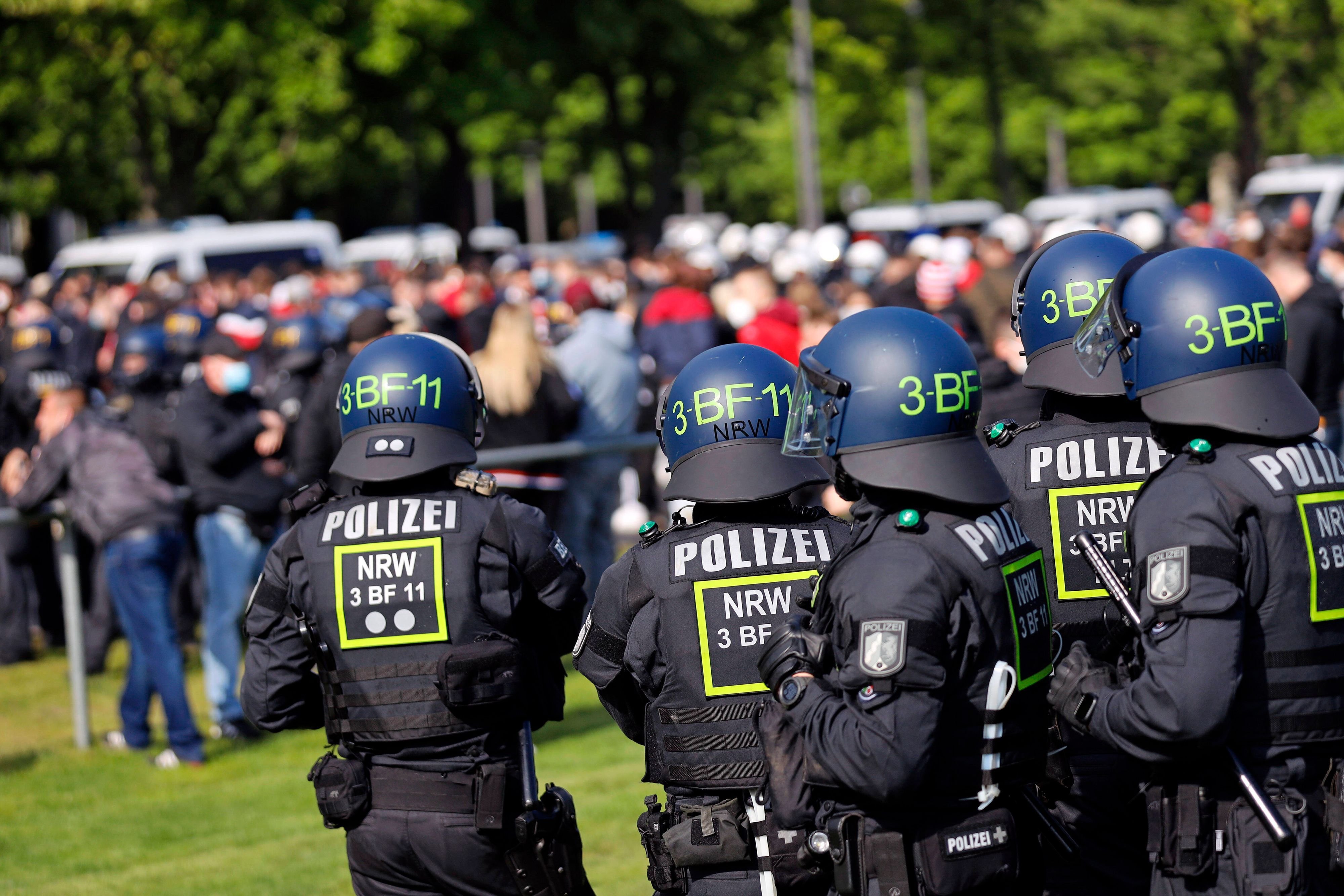 Die Polizei ist mit einem Großaufgebot vor Ort, als einige hundert Fans des 1. FC Köln das Relegationsspiel gegen Holstein Kiel 0:1 auf den Jahnwiesen in unmittelbarer Nähe zum Rhein-Energie-Stadion verfolgen und den Bus der Mannschaft mit Rauchbomben begrüßen. Trotz der Heimniederlage des 1. FC Köln kommt es zu keinen Ausschreitungen. Es ist seit langem in der Diskussion, für die Kosten für Polizeieinsätze in der Bundesliga stärker die Vereine zur Kasse zu bitten. Köln, 26.05.2021 *** The police are on the scene with a large contingent as several hundred fans of 1 FC Cologne watch the relegation match against Holstein Kiel 0 1 on the Jahnwiesen in the immediate vicinity of the Rhein Energie Stadium and greet the teams bus with smoke bombs Despite the home defeat of 1 FC Cologne, there are no riots There has long been talk of making the clubs pay more for the costs of police operations in the Bundesliga Cologne, 26 05 2021 Foto:xC.xHardtx/xFuturexImage
