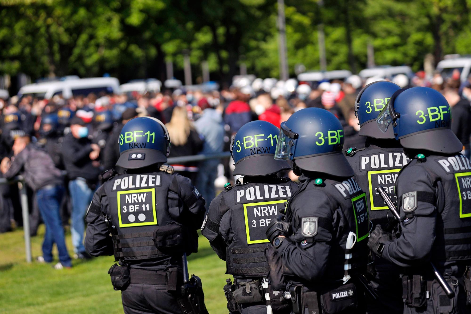 Die Polizei ist mit einem Großaufgebot vor Ort, als einige hundert Fans des 1. FC Köln das Relegationsspiel gegen Holstein Kiel 0:1 auf den Jahnwiesen in unmittelbarer Nähe zum Rhein-Energie-Stadion verfolgen und den Bus der Mannschaft mit Rauchbomben begrüßen. Trotz der Heimniederlage des 1. FC Köln kommt es zu keinen Ausschreitungen. Es ist seit langem in der Diskussion, für die Kosten für Polizeieinsätze in der Bundesliga stärker die Vereine zur Kasse zu bitten. Köln, 26.05.2021 *** The police are on the scene with a large contingent as several hundred fans of 1 FC Cologne watch the relegation match against Holstein Kiel 0 1 on the Jahnwiesen in the immediate vicinity of the Rhein Energie Stadium and greet the teams bus with smoke bombs Despite the home defeat of 1 FC Cologne, there are no riots There has long been talk of making the clubs pay more for the costs of police operations in the Bundesliga Cologne, 26 05 2021 Foto:xC.xHardtx/xFuturexImage