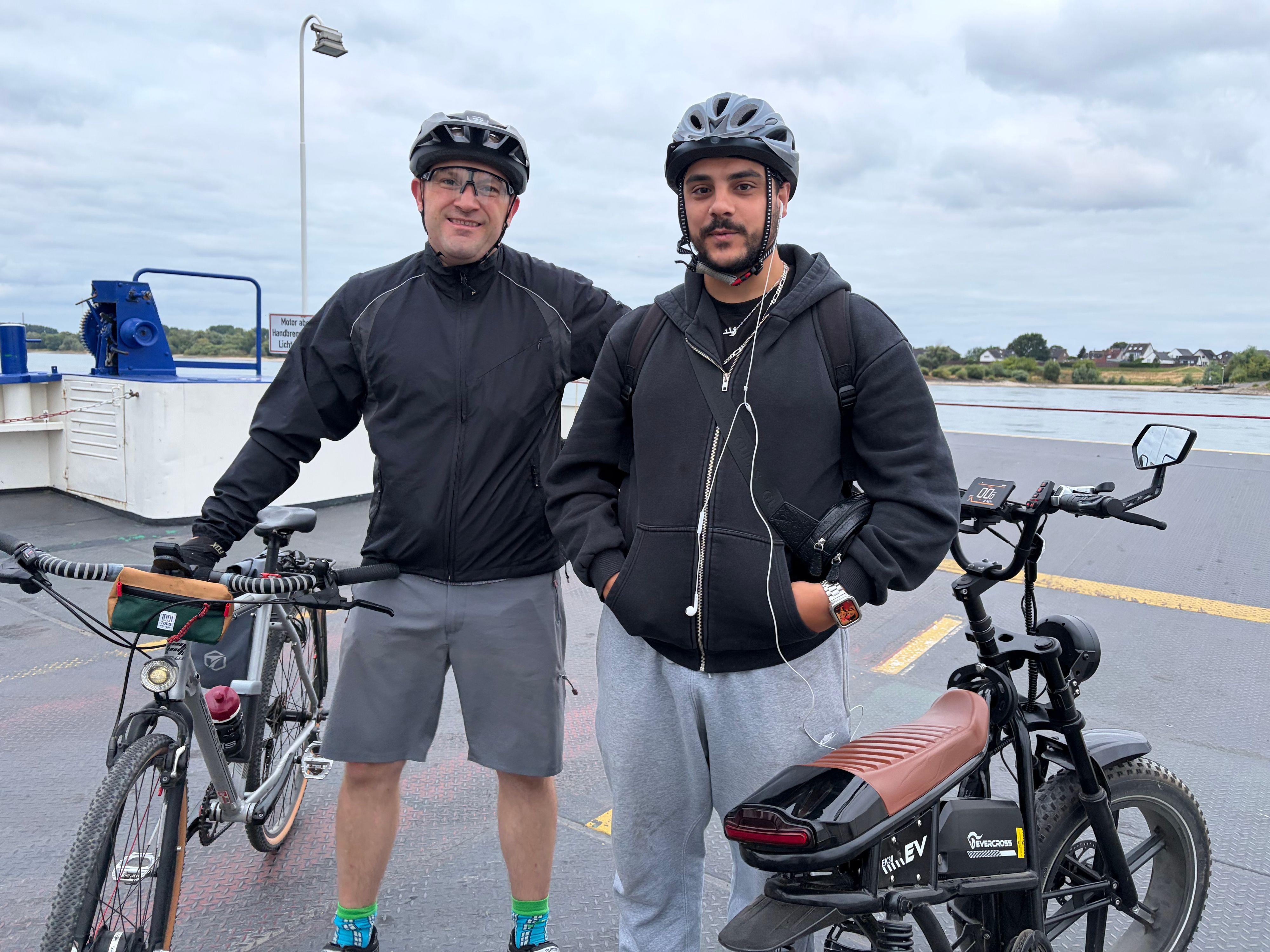 Die Radpendler Martin Schulz (l) und Federico Capice sind die ersten Fahrgäste des Tages.