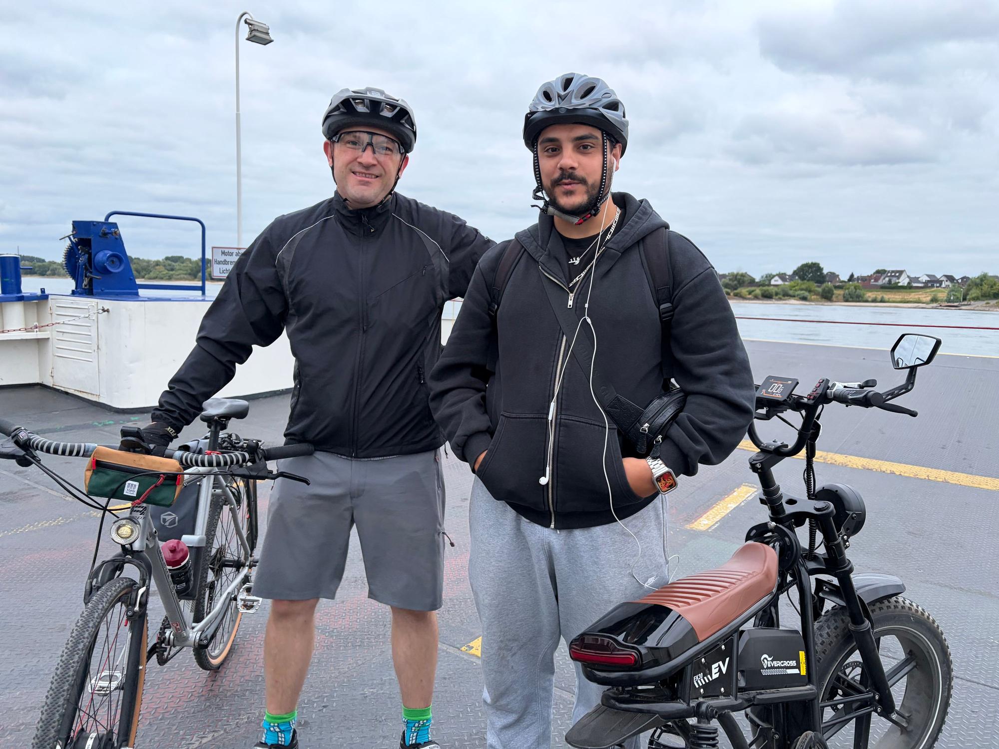 Die Radpendler Martin Schulz (l) und Federico Capice sind die ersten Fahrgäste des Tages.